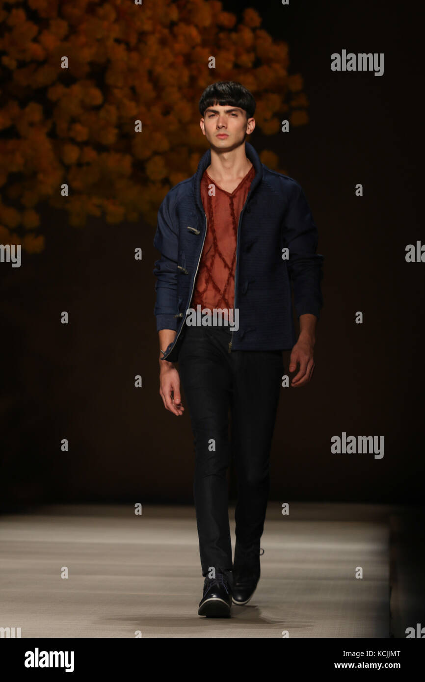 Belo Horizonte, Brazil. 4th Oct, 2017. Model during fashion show Ronaldo Silvestre at the 21st edition, fall / winter 2018 of Minas Trend, at Expominas, in Belo Horizonte (MG), on Wednesday, 04. Credit: Brazil Photo Press/Alamy Live News Stock Photo