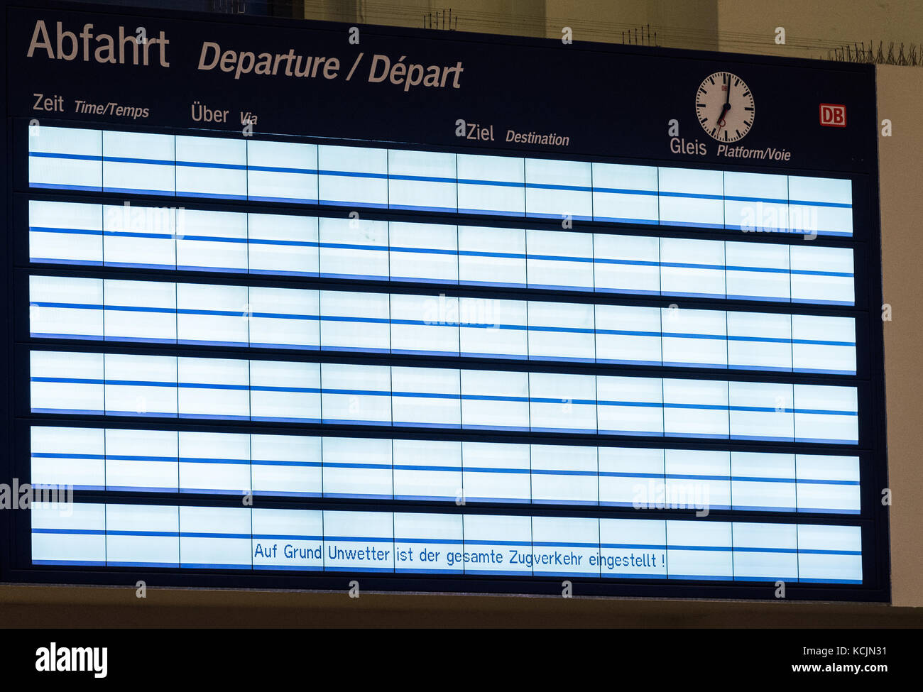 Hanover, Germany. 5th Oct, 2017. 'Auf Grund Unwetter ist der gesamte Zugverkehr eingestellt!' (lit. 'Due to a storm, the entire rail traffic is suspende!') is displayed on a board at the central station in Hanover, Germany, 5 October 2017. Storm Xavier caused the entire rail traffic at the central station of Hanover to stop. Numerous travellers are stuck now. Credit: Silas Stein/dpa/Alamy Live News Stock Photo