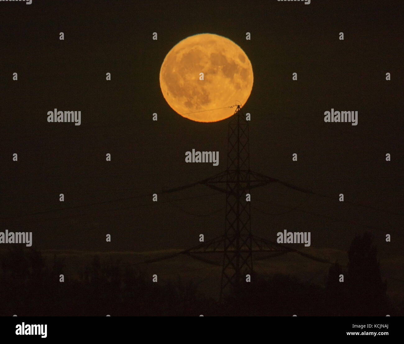Waning gibbous harvest moon hires stock photography and images Alamy