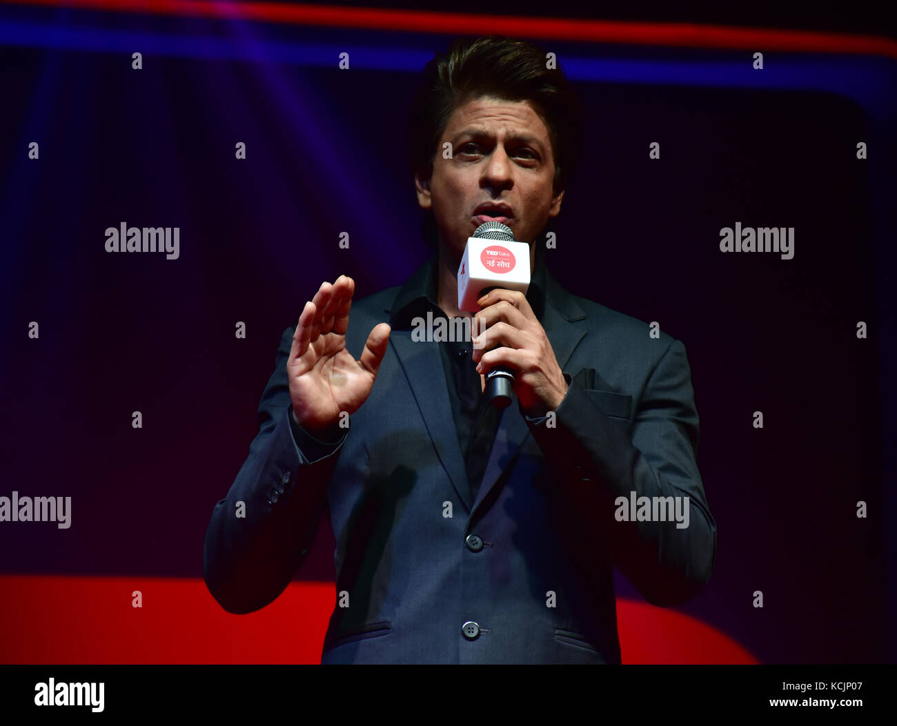 Mumbai, India. 05 October, 2017. Bollywood actor Shahrukh Khan present at the TEDTalks India launch event at hotel Taj Lands End, Bandra in Mumbai. Credit: Azhar Khan/Alamy Live News Stock Photo