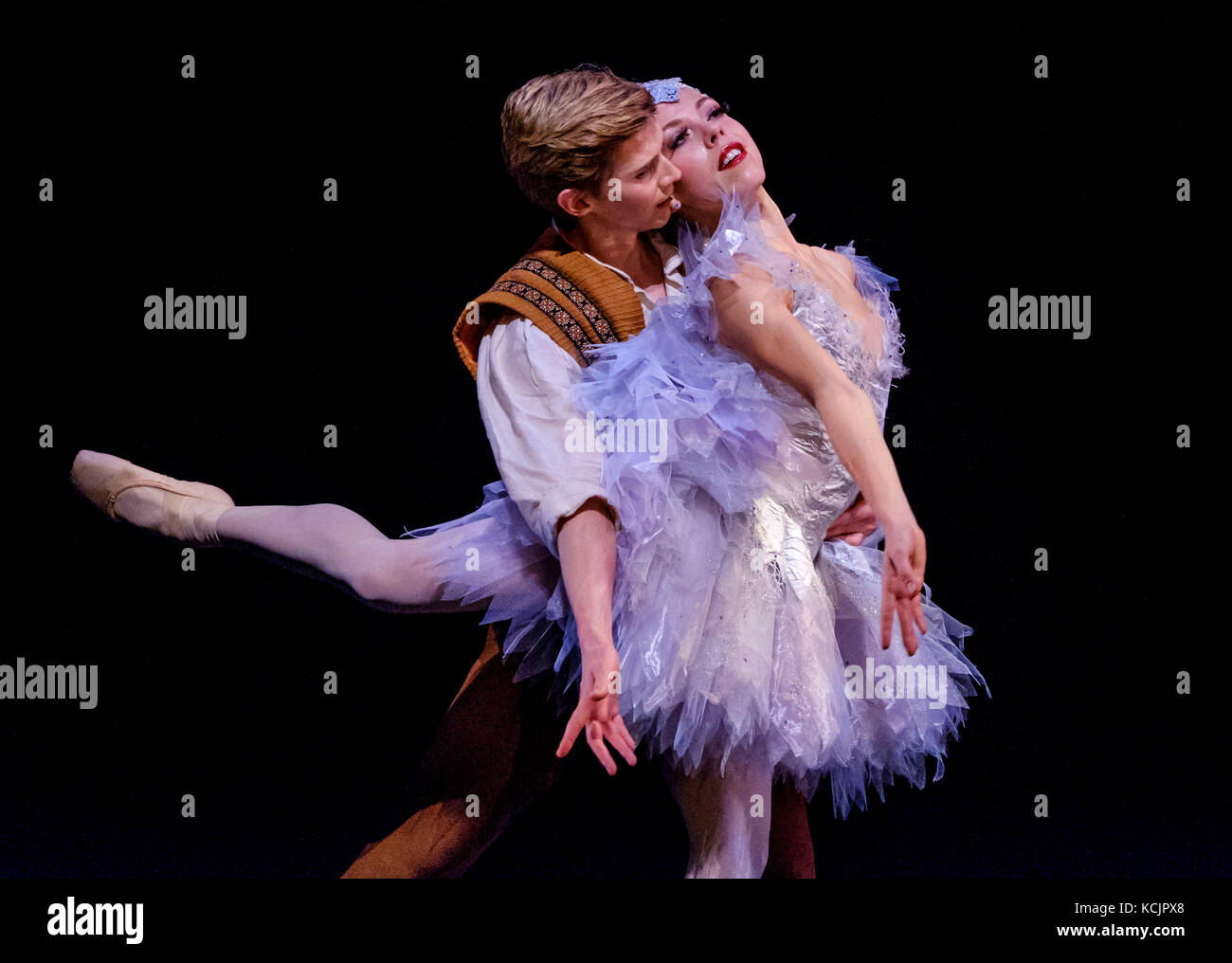 Glasgow, UK. 5th October, 2017. A scene from the SCOTTISH BALLET production of 'The Fairy's Kiss' (Le Baiser de la Fée) at the Theatre Royal, Glasgow.  Andrew Peasgood and Constance Devernay performing Kenneth MacMillan's The Fairy's Kiss.  Scottish-born choreographer Kenneth MacMillan created The Fairy’s Kiss in 1960 for The Royal Ballet, and Scottish Ballet’s revival marks the 25th anniversary of his death and its first presentation since 1986.  Inspired by Hans Christian Andersen's fairy tale The Ice Maiden, The Fairy's Kiss tells the story of a boy cursed with a kiss, destined for immortal Stock Photo