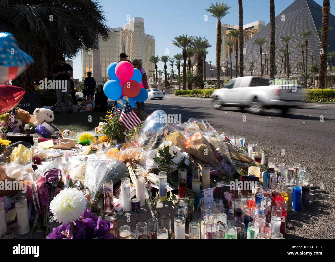 Las Vegas, USA. 05th Oct, 2017. A makeshift memorial for the victims of the Route 91 Harvest Country Music Festival mass shooting is seen next to the crime scene on the Strip in Las Vegas, Nev., Oct. 5, 2017. Credit: Jason Ogulnik/Alamy Live News Stock Photo