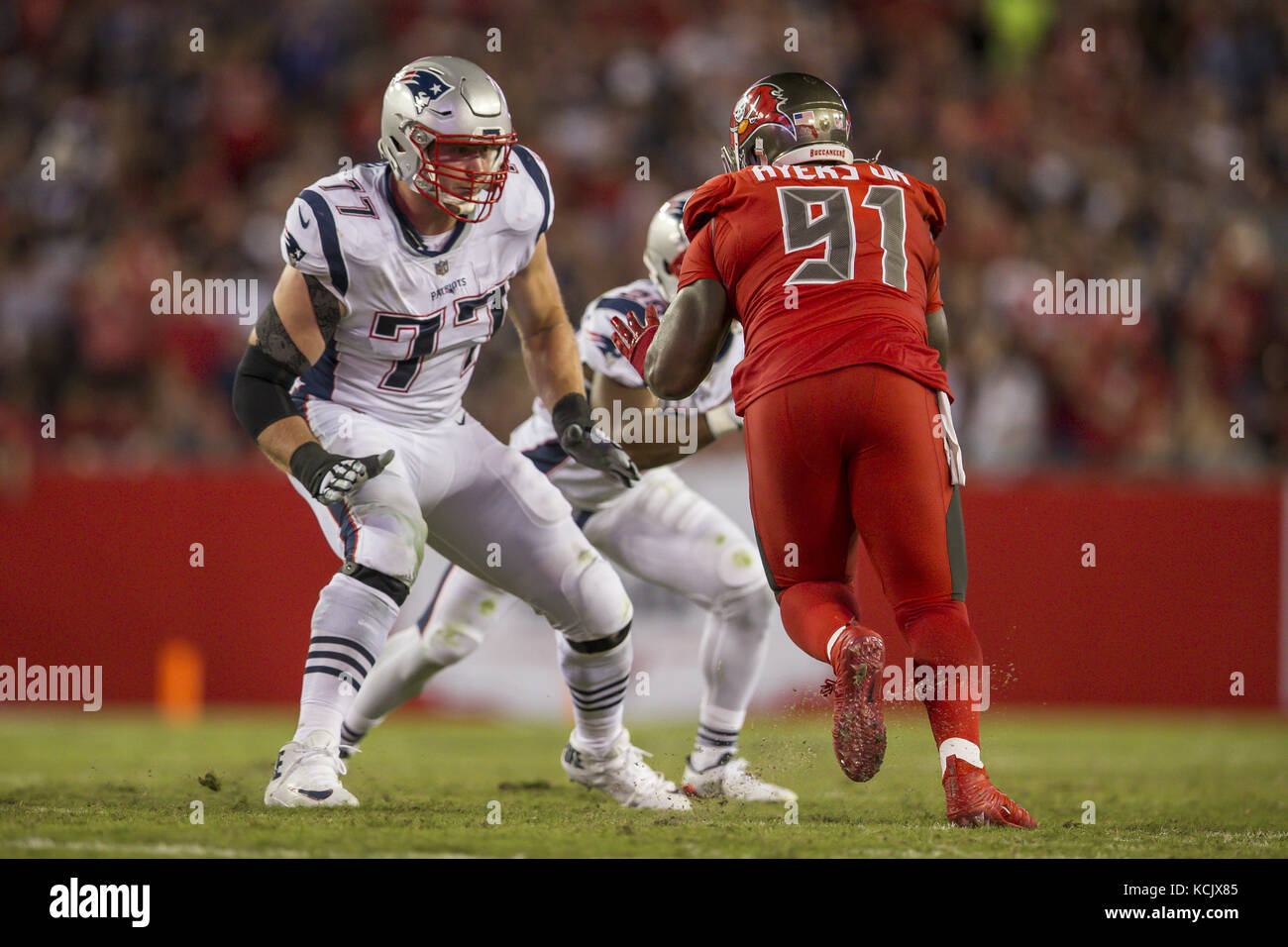 Tampa, Florida, USA. 5th Oct, 2017. New England Patriots offensive tackle Nate Solder (77) looks to block Tampa Bay Buccaneers defensive end Robert Ayers (91) during the game on Thursday October 5, 2017 at Raymond James Stadium in Tampa, Florida. Credit: Travis Pendergrass/ZUMA Wire/Alamy Live News Stock Photo