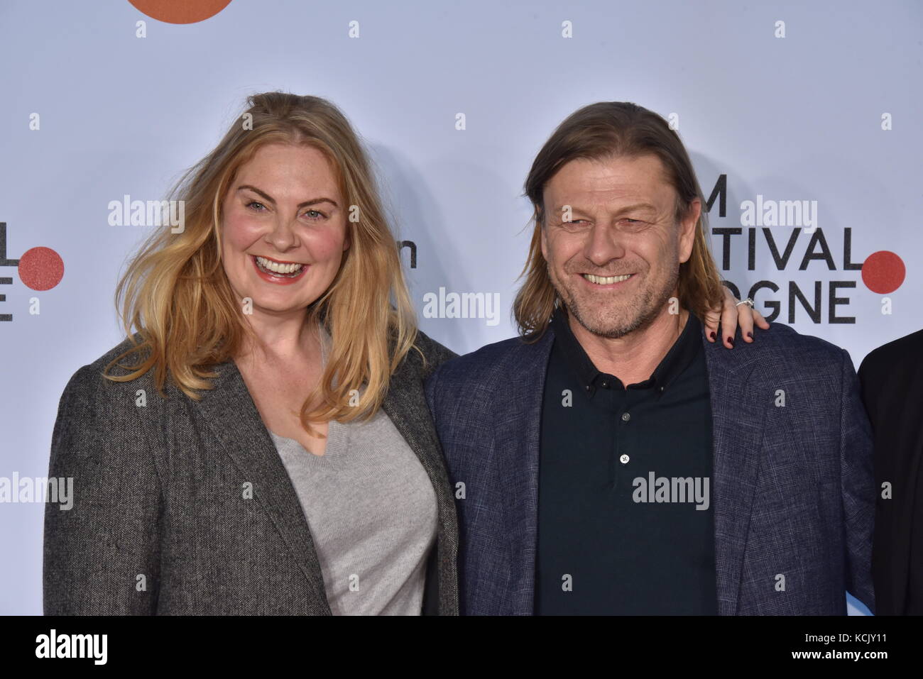 Cologne, Germany. 5th Oct, 2017. The British actor Sean Bean and his wife Ashley Moore can be seen on the red carpet before the screening of the film 'Broken' during the Film Festival Cologne 2017 in Cologne, Germany, 5 October 2017. - NO WIRE SERVICE - Credit: Horst Galuschka/dpa/Horst Galuschka dpa/Alamy Live News Stock Photo