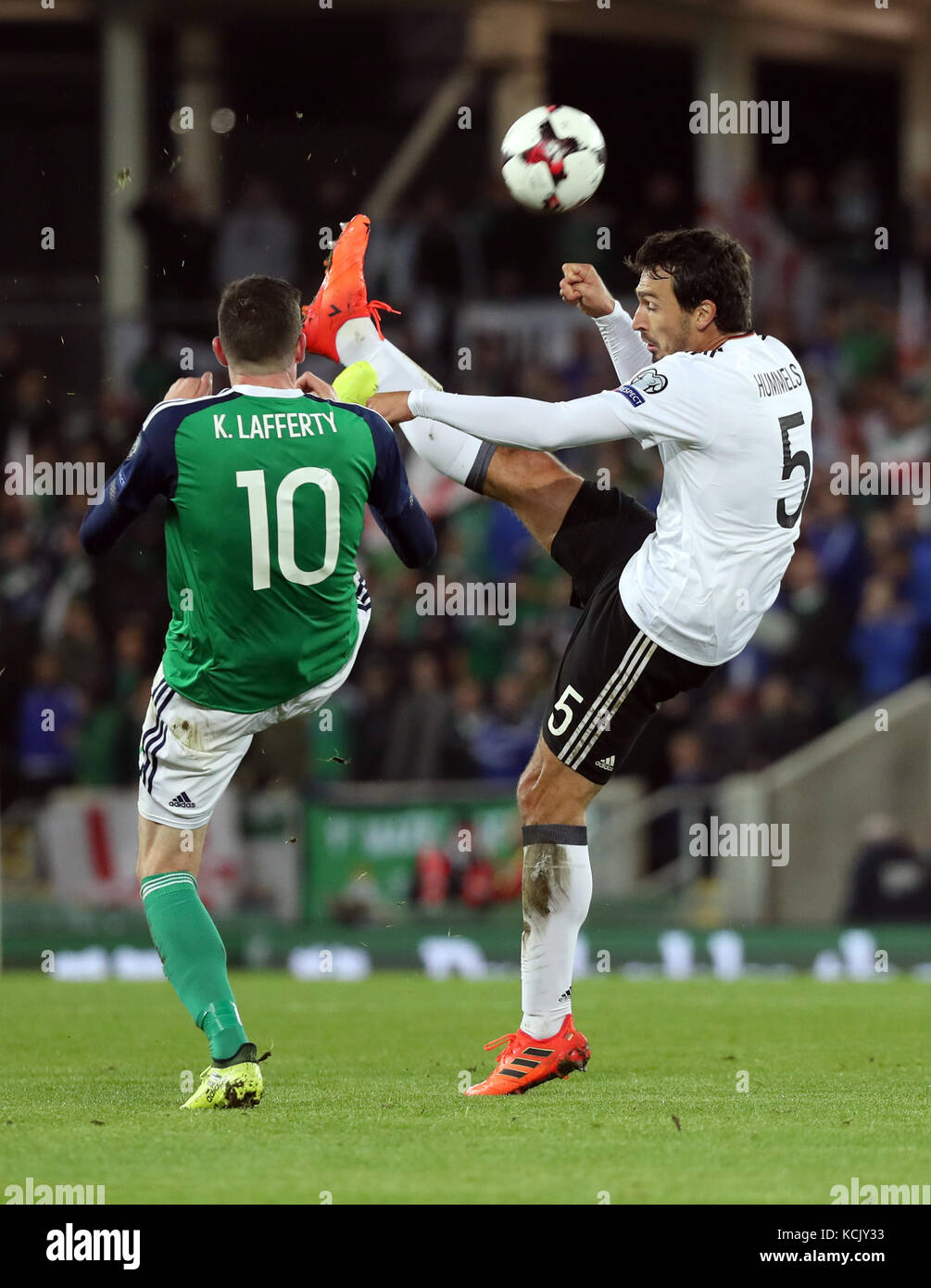 Belfast, Northern Ireland. 5th Oct, 2017. Germany's Mats Hummels (R) and Northern Ireland's Kyle