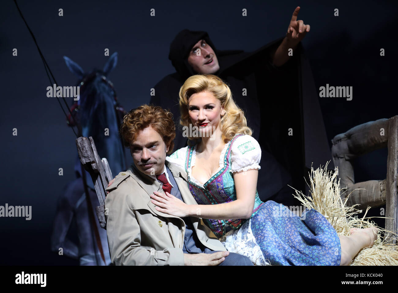 London, UK. 05th Oct, 2017. Pic shows: Young Frankenstein press call with Mel Brooks. Hay wagon scene with Summer Strallen, Hadley Fraser, Ross Noble as Igor - centre. Pic by Credit: Gavin Rodgers/Alamy Live News Stock Photo