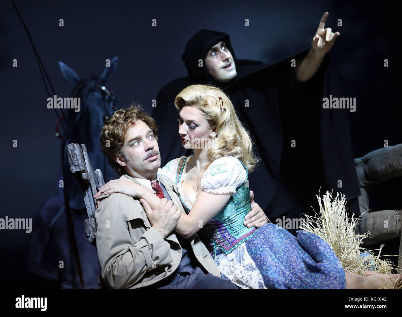 London, UK. 05th Oct, 2017. Pic shows: Young Frankenstein press call with Mel Brooks. Hay wagon scene with Summer Strallen, Hadley Fraser, Ross Noble as Igor - centre. Pic by Credit: Gavin Rodgers/Alamy Live News Stock Photo