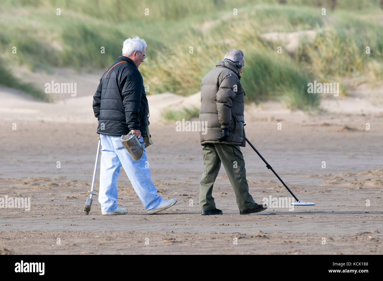 Southport, Merseyside, Sunny in Southport. 6th October 2017. UK Weather.  Keen metal detectorists hunt for hidden treasures as some lovely warm autumn sunshine beams down on to the golden sands of Southport beach in Merseyside.  Credit: Cernan Elias/Alamy Live News Stock Photo