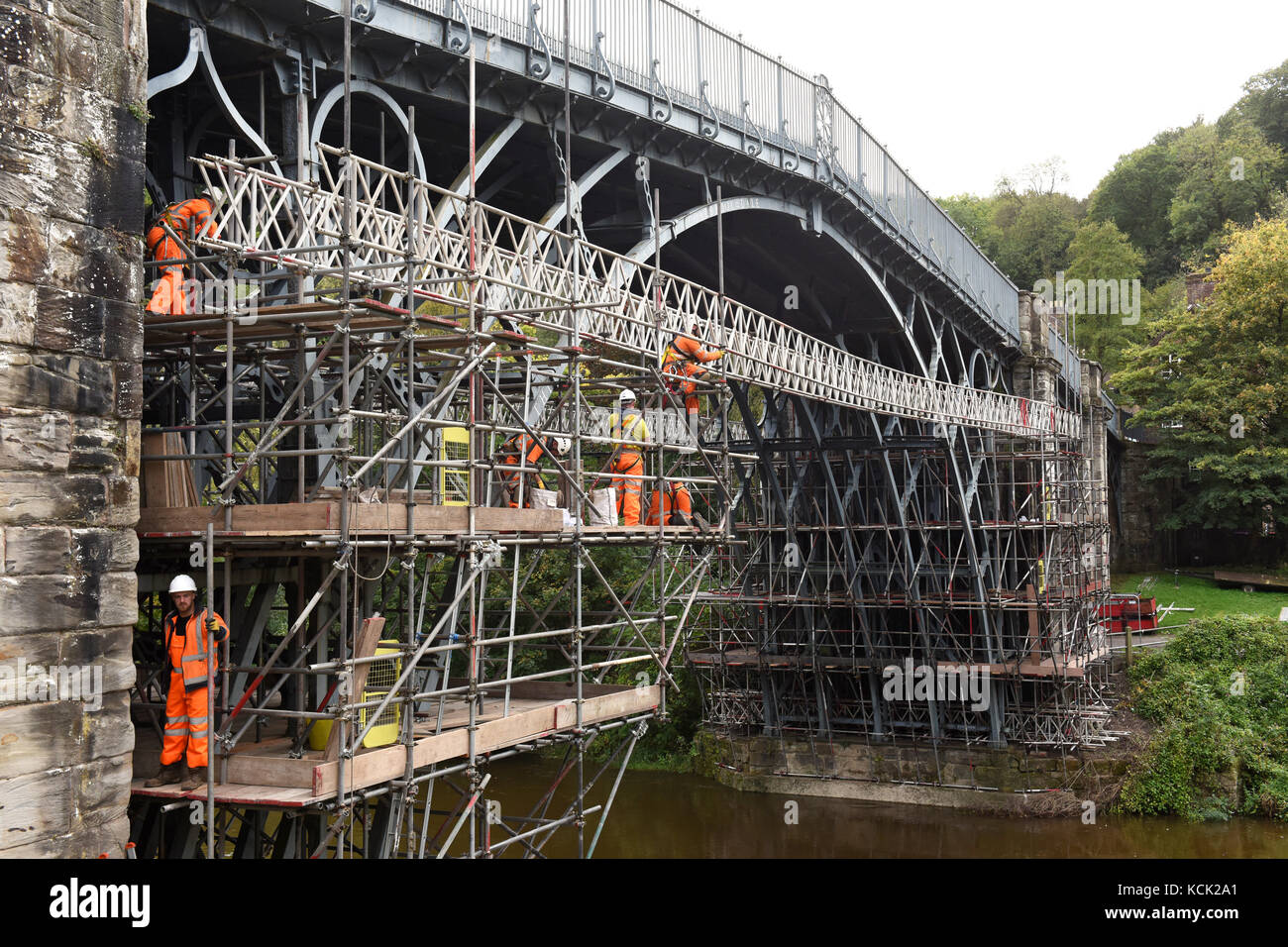 Ironbridge, Shropshire, UK. 06th Oct, 2017. The world's oldest iron bridge undergoing a £1.2 million conservation makeover due to stresses in the ironwork. the project, the largest of its kind by English Heritage, will stop cracking on the bridge. The bridge has spanned the River Severn at Ironbridge in Shropshire since it was completed in 1779 and has been a Unesco World Heritage Site in 1986. Credit: David Bagnall/Alamy Live News Stock Photo