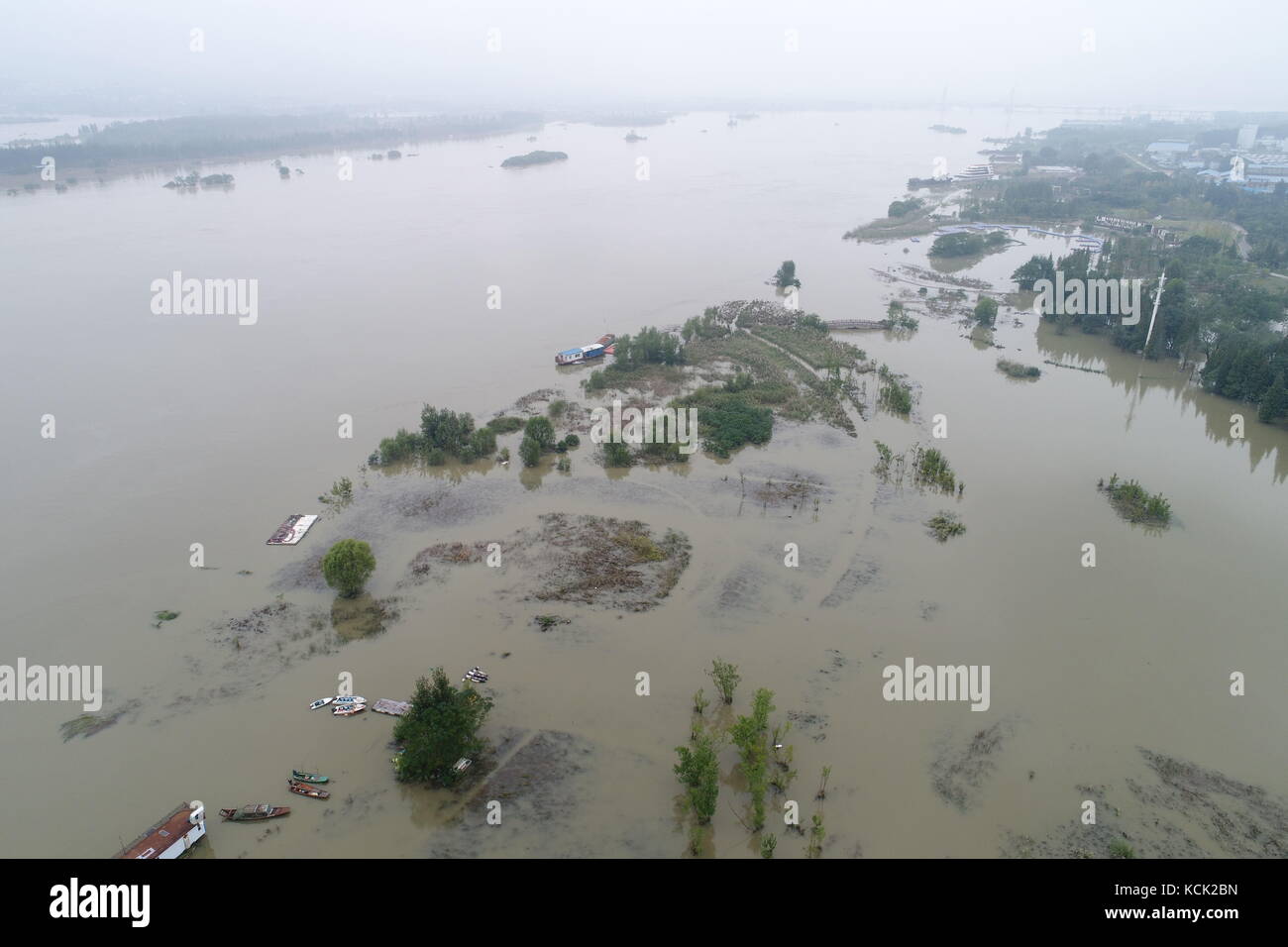 Xiangyang. 6th Oct, 2017. Aerial photo taken on Oct. 6, 2017 shows the Yueliangwan Wetland Park submerged by water in Xiangyang, central China's Hubei Province. Recent rainfall has caused flooding of the Hanjiang River, a tributary of the Yangtze River, triggering an emergency response in central China's Hubei Province. The province started a Grade-IV response to the situation at 8 p.m. Thursday, which meant stepping up flood prevention work such as dam checks and public announcements. Credit: Wang Hu/Xinhua/Alamy Live News Stock Photo