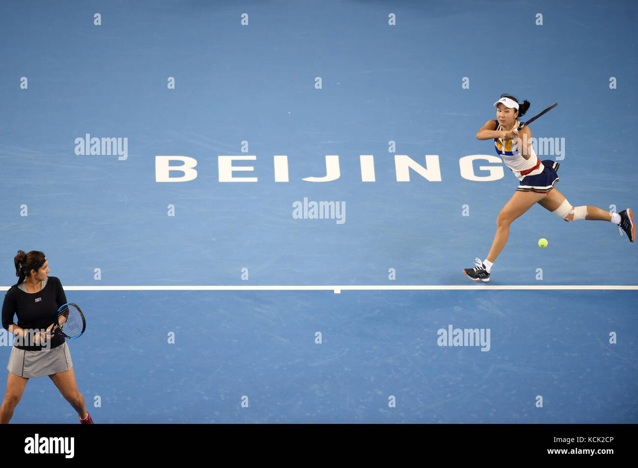 Beijing, China. 6th Oct, 2017. China's Peng Shuai (R) and India's Sania Mirza compete during the women's doubles quarter-final match against Katerina Siniakova/Barbora Strycova of the Czech Republic at the China Open tennis tournament in Beijing on Oct. 6, 2017. Credit: Ju Huanzong/Xinhua/Alamy Live News Stock Photo