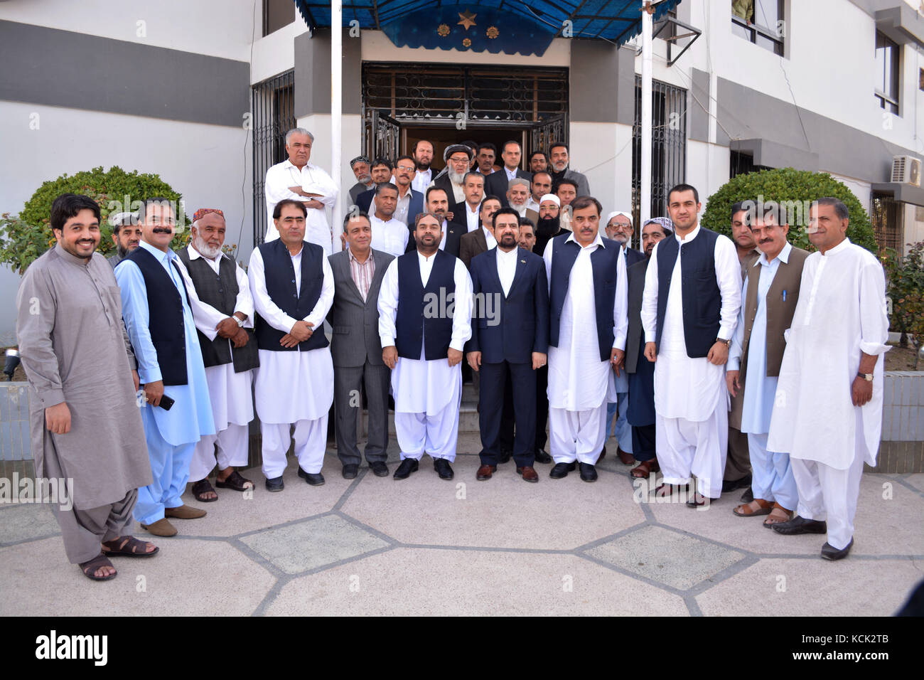 Quetta, Pakistan. 6th Oct, 2017. Group photo Senior vice president Chamber of Commerce and industries. Mr. Muhammad Ayoub Khilji, Patron in chief Mr. Ghulam Farooq and other senior member with Council General of Islamic Republic of Iran Mr. Rafiee Muhammad after meeting regarding increasing of Pak-Iran Trade held at chamber of commerce and industries head office. Credit: Din Muhammad Watanpaal/ZMA Photos/Alamy Live News Stock Photo