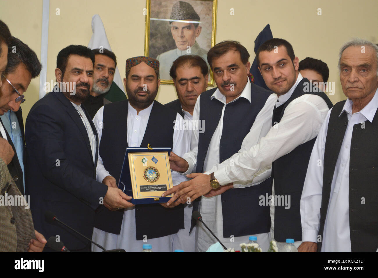 Quetta, Pakistan. 6th Oct, 2017. Council General of Islamic Republic of Iran Mr. Rafiee Muhammad receiving the memorable shield from Patron in chief Mr. Ghulam Farooq and Senior vice president Mr. Muhammad Ayoub Khilji after meeting regarding increasing of Pak-Iran Trade held at chamber of commerce and industries head office. Credit: Din Muhammad Watanpaal/ZMA Photos/Alamy Live News Stock Photo