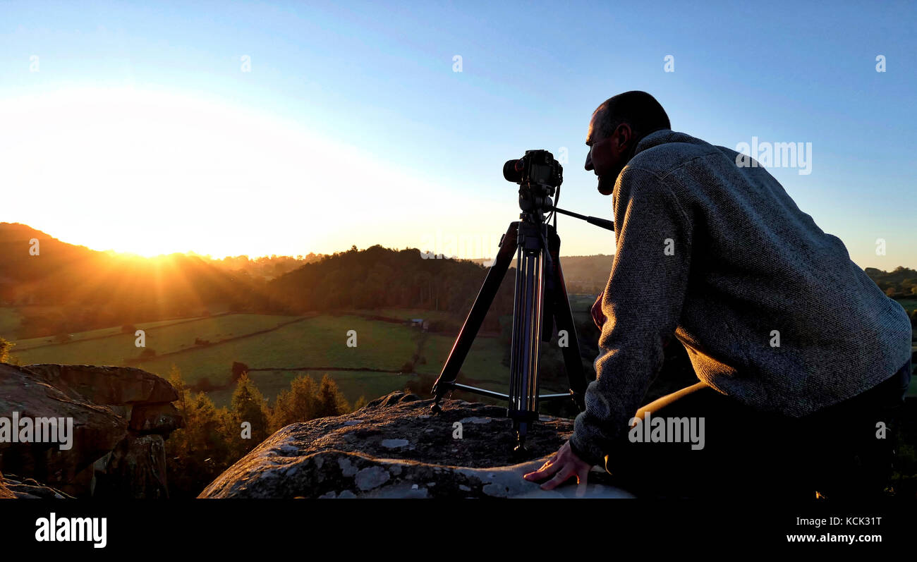 Elton, Derbyshire, UK. 6th Oct, 2017. UK Weather: photographer Doug Blane shooting the wonderful sunrise from the top of Cratcliffe crag, Elton, near Bakewell, Peak District National Park, Derbyshire Credit: Doug Blane/Alamy Live News Stock Photo