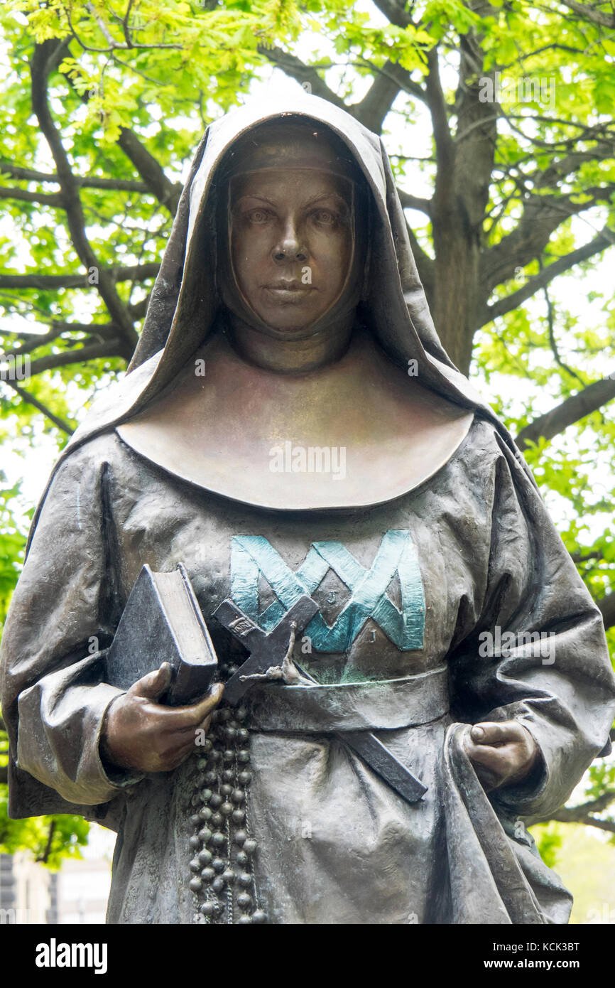 Bronze statue of Saint Mary of the Cross MacKillop Stock Photo