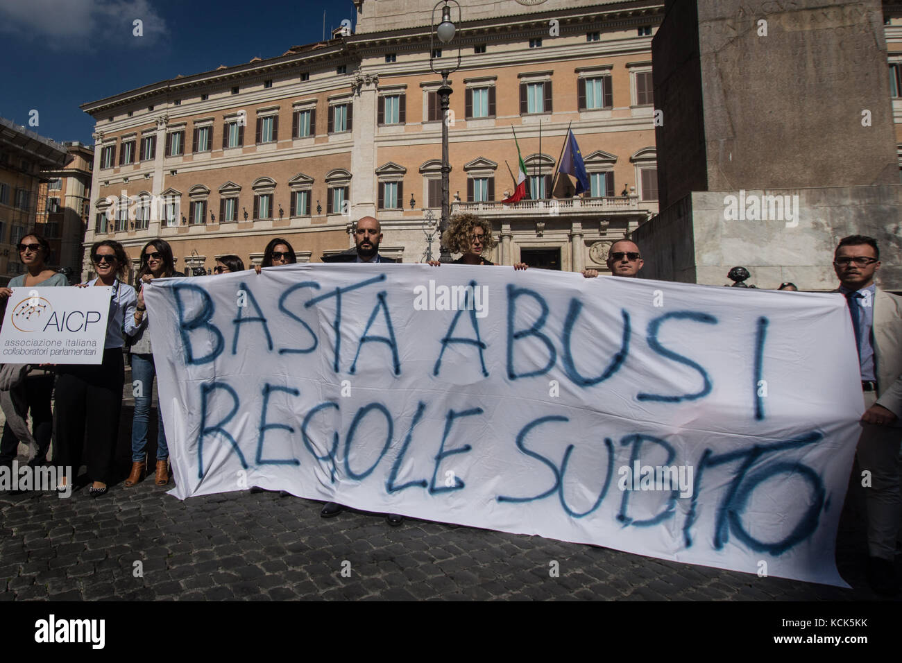 Rome, Italy. 05th Oct, 2017. Sit-in of the parliamentary assistants show in Piazza Montecitorio to ask for the regularization of the employment relations on October 05, 2017 in Rome, Italy. Credit: Andrea Ronchini/Pacific Press/Alamy Live News Stock Photo
