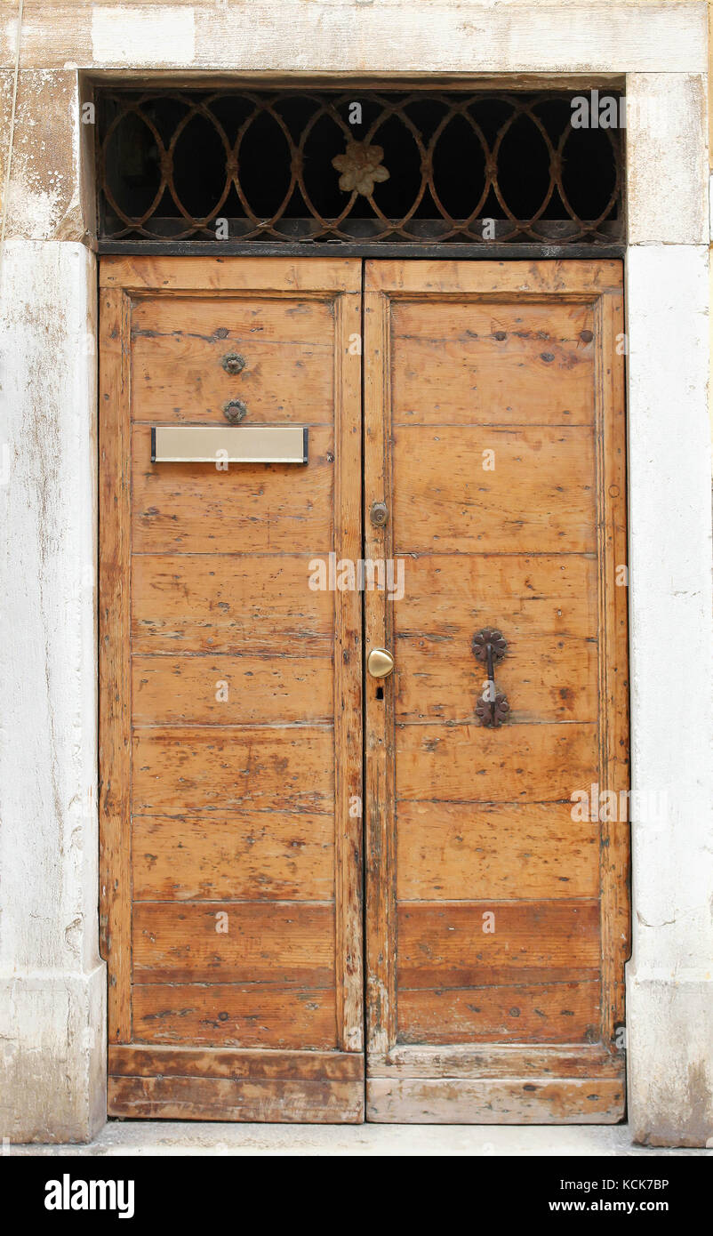 Brown closed door hi-res stock photography and images - Alamy