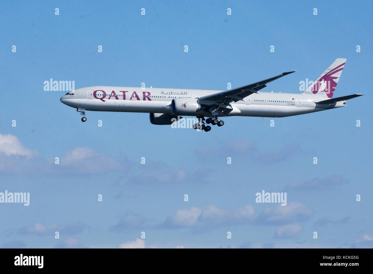 Boeing 777 A7 Bam Qatar Airways Flt 707 From Doha Makes Its Final Approach To Dulles International Airport Outside Of Washington Dc Stock Photo Alamy