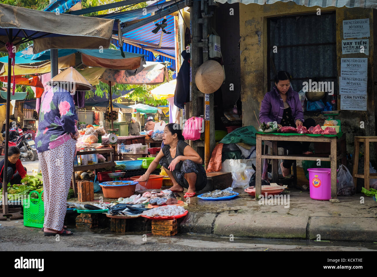 Street sellers selling fresh fish and vegetables in Hue, Vietnam Stock Photo