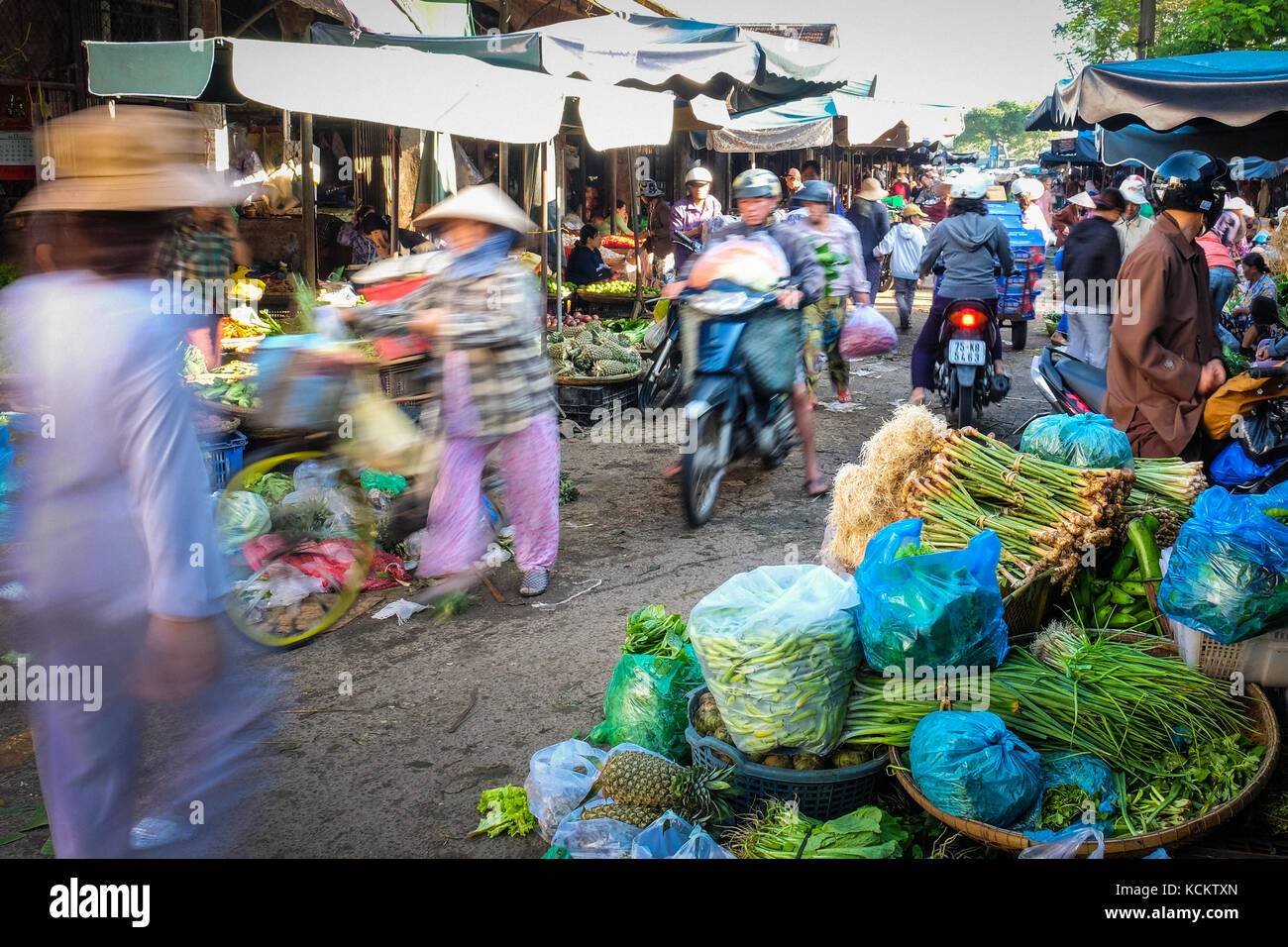 People making their way through the busy Dong Ba Market in Hue, Vietnam Stock Photo