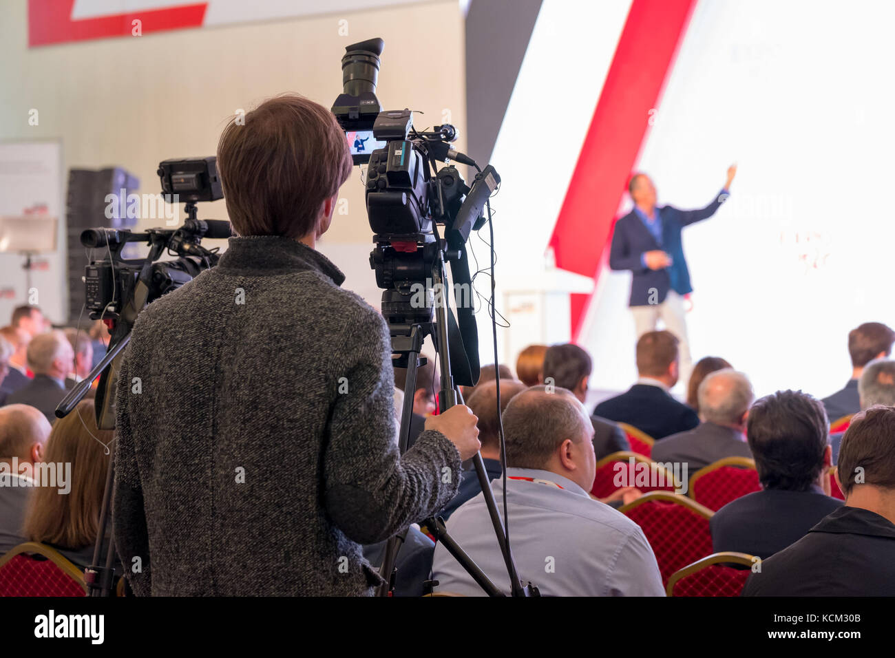 Operator preparing tv camera Stock Photo - Alamy