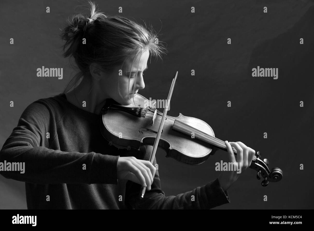Black And White Of Teenage Girl Playing Violin Stock Photo - Alamy