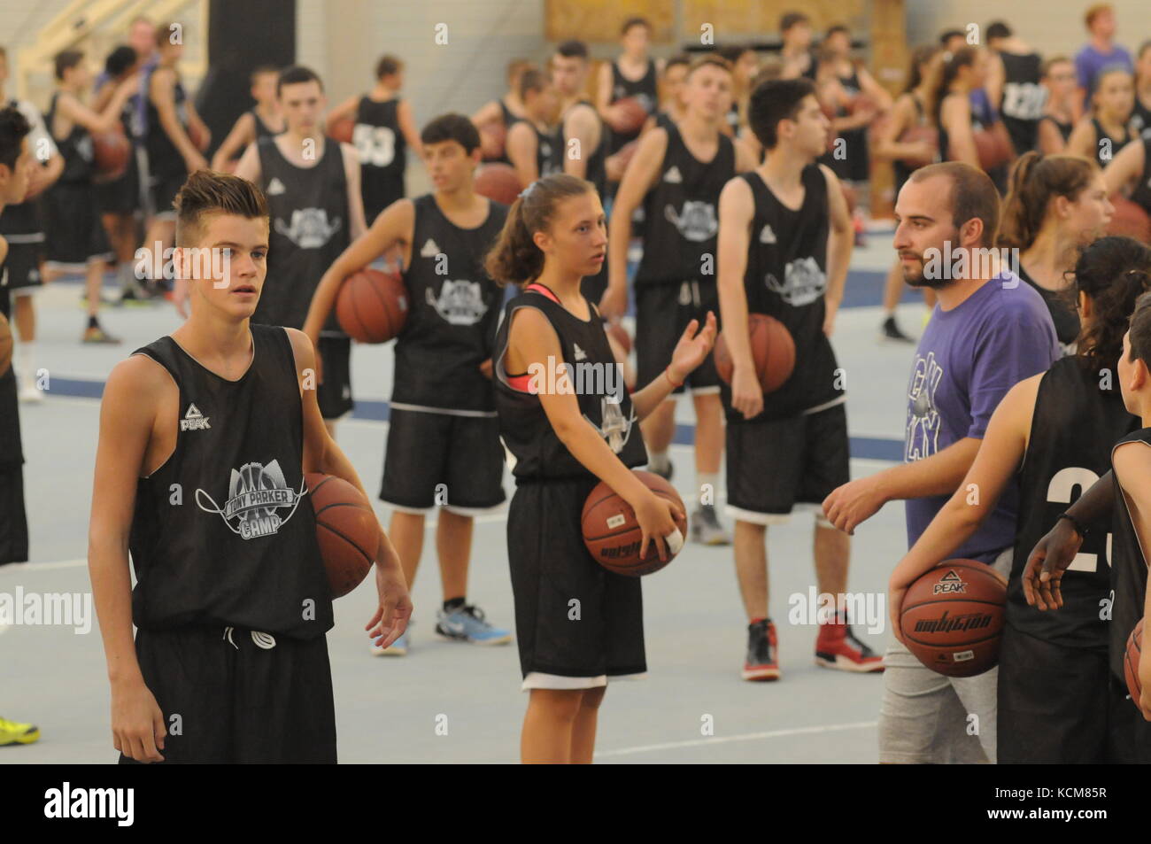 Young basketball players attend Tony Parker summer camp, Villeurbanne, France Stock Photo