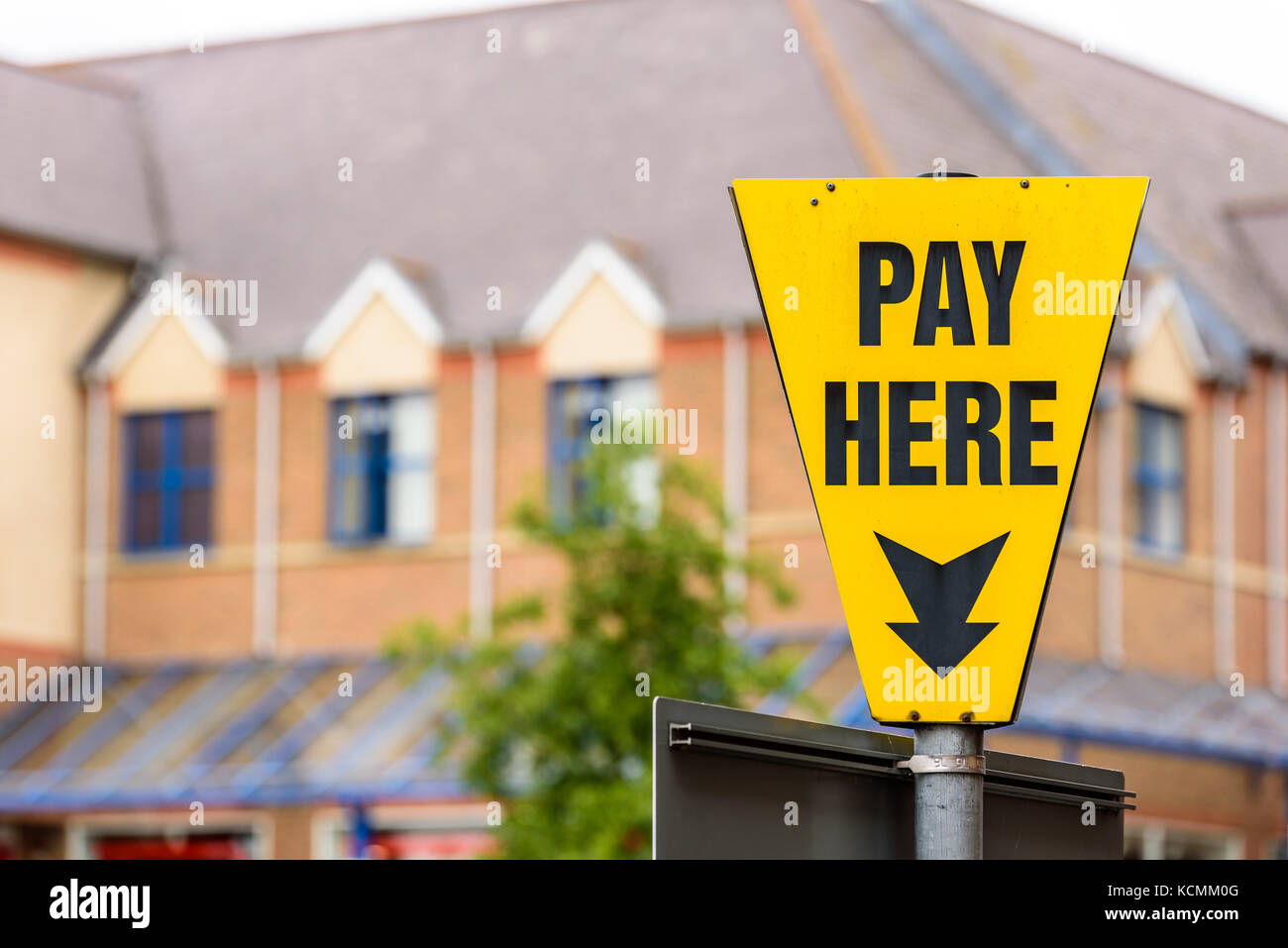 Yellow Pay Here parking sign in Northampton town centre Stock Photo Alamy