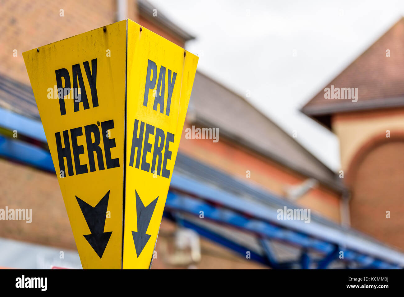 Yellow Pay Here parking sign in Northampton town centre Stock Photo Alamy