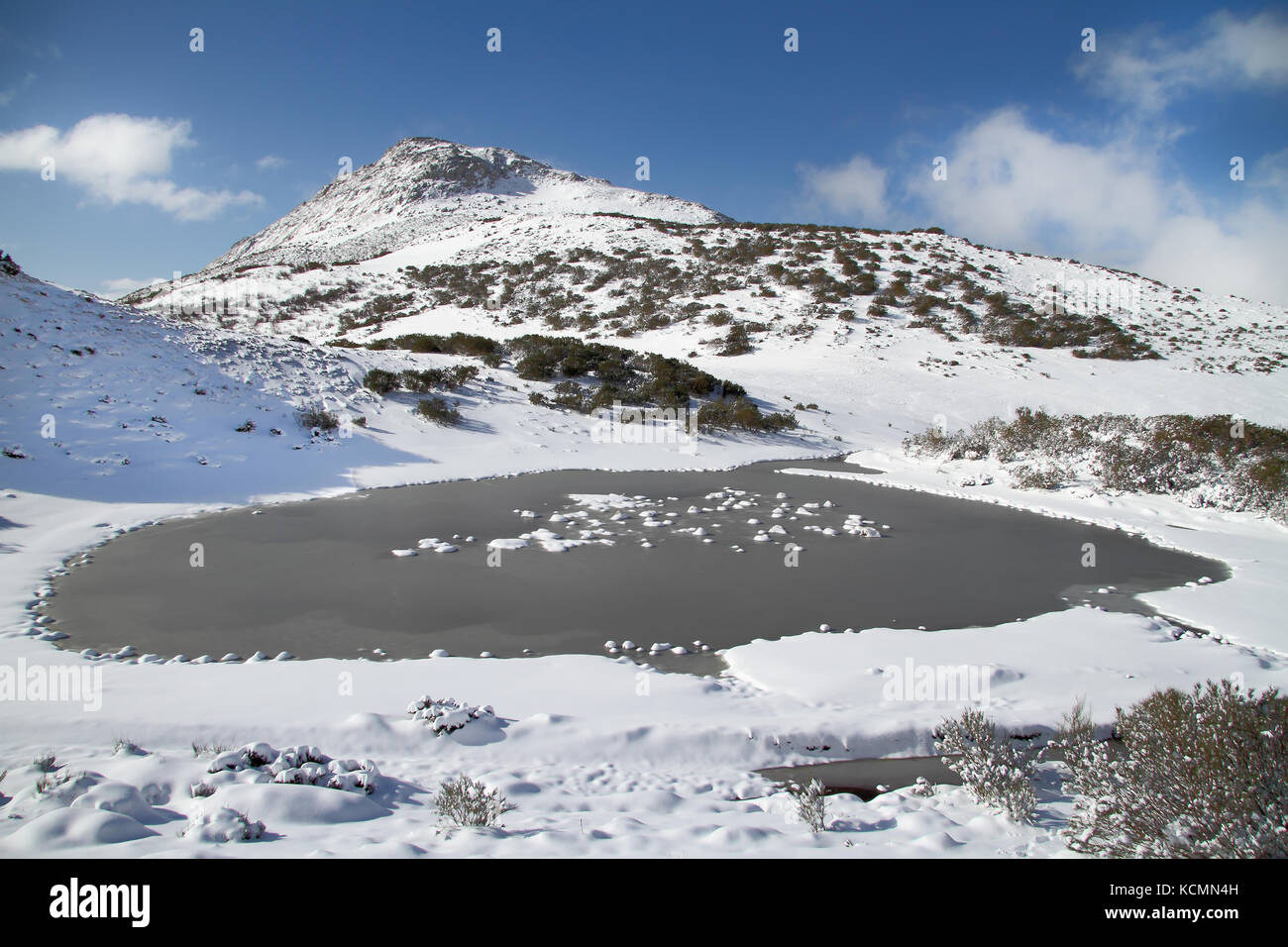 Frozen snowy lake hi-res stock photography and images - Alamy