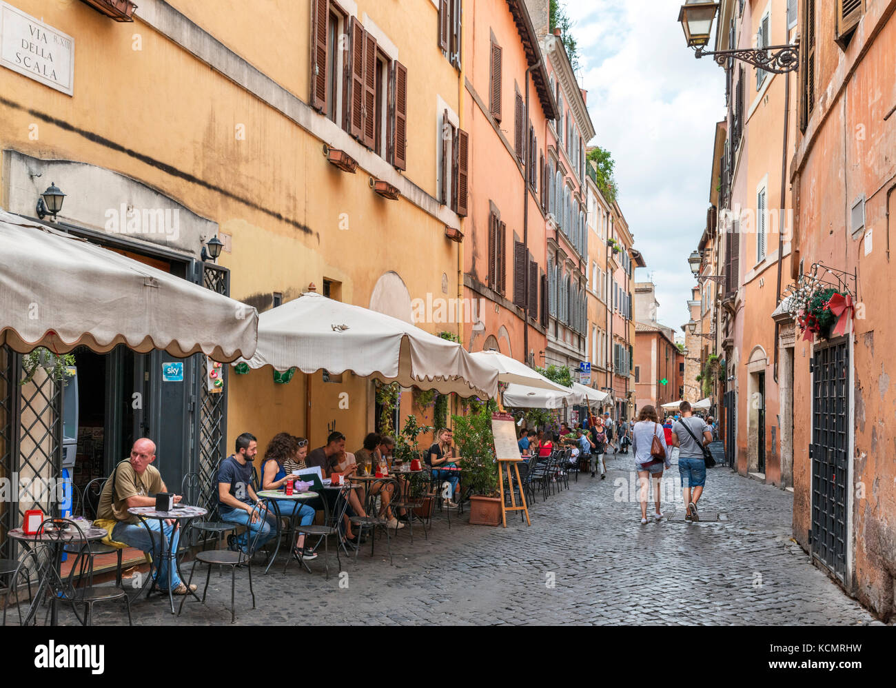 Sidewalk cafes and restaurants on Via della Scala in the Trastevere district, Rome, Italy Stock Photo
