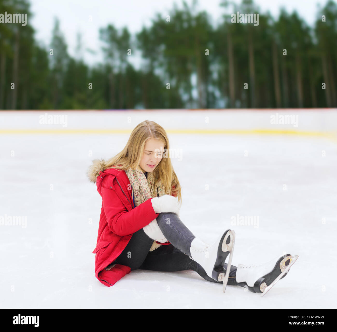 young woman with knee injury on skating rink Stock Photo Alamy