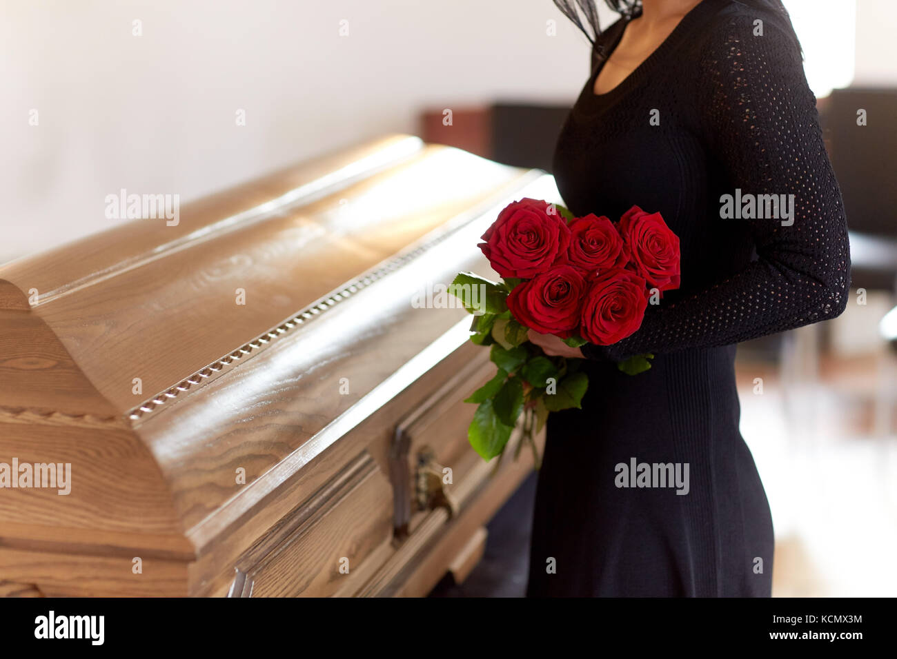 Женщина похоронившая мужа. Гроб с цветами. Красивый гроб с цветами. Цветы на похороны женщине. Гроб с красными розами.