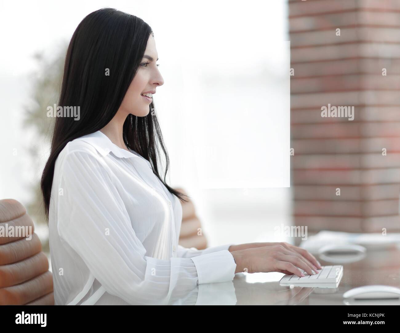 successful young business woman sitting at workplace Stock Photo - Alamy