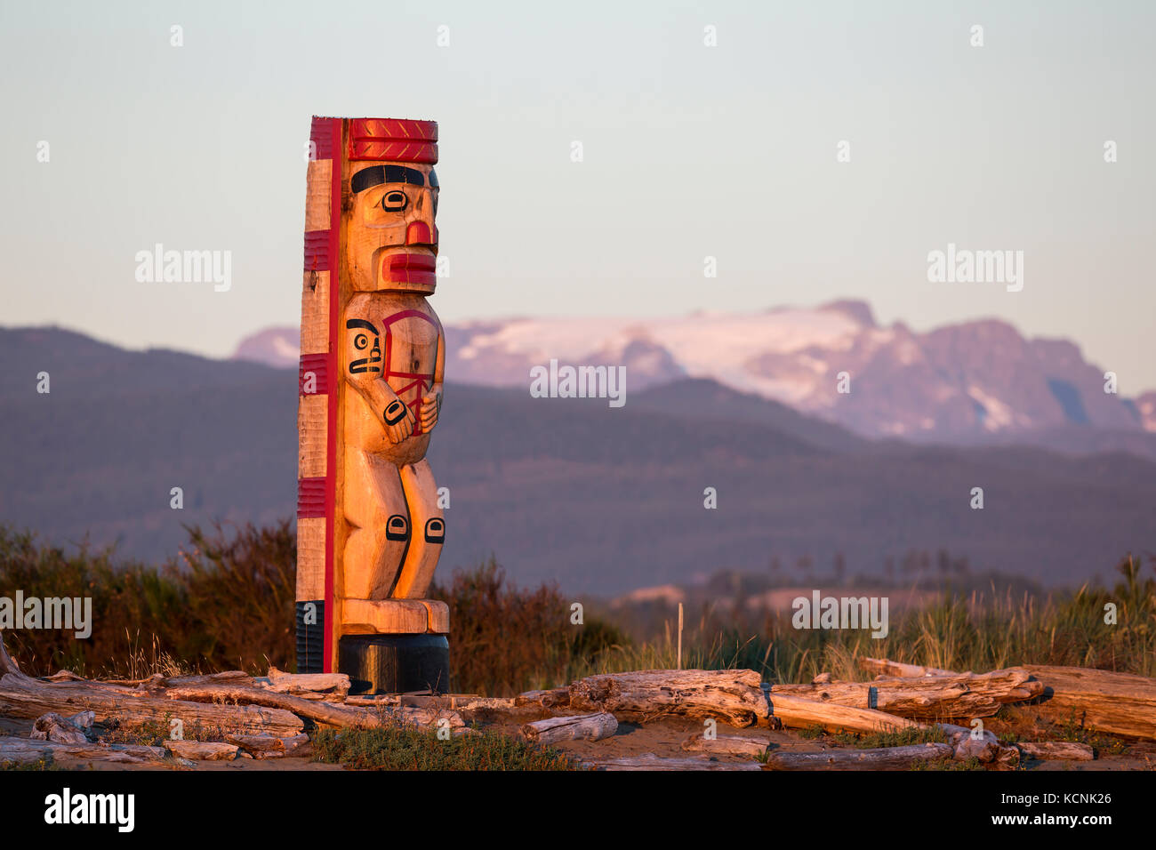 A totem pole marks the entrance to first nations territory at the end of Goose Spit regional park in Comox.  Vancouver Island, British Columbia, Canada. Stock Photo