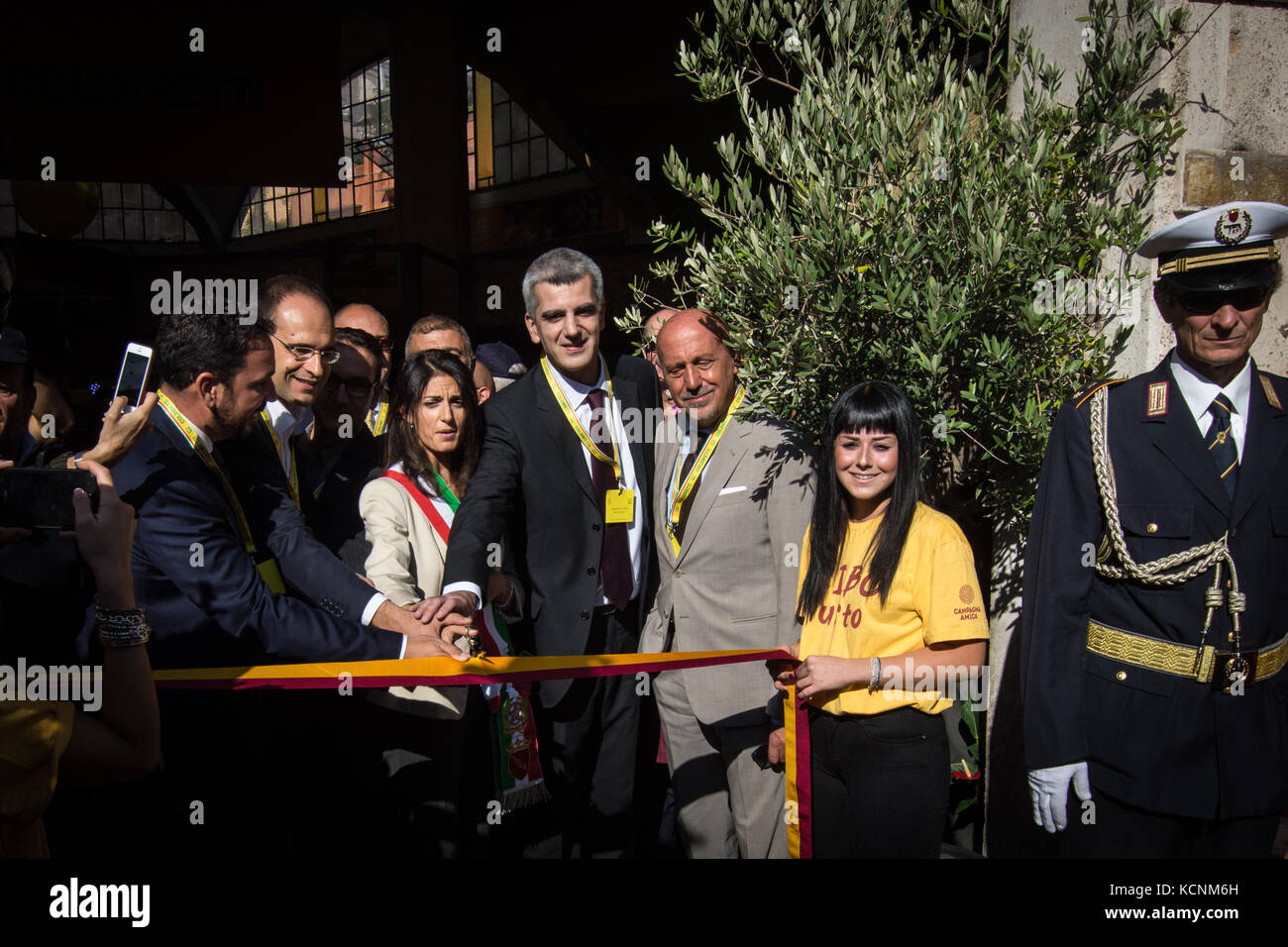 Rome, Italy. 06th Oct, 2017. The mayor of Rome Virginia Raggi participates in the inauguration of the marketing campaign Amica in Via di San Teodoro. Credit: Andrea Ronchini/Pacific Press/Alamy Live News Stock Photo