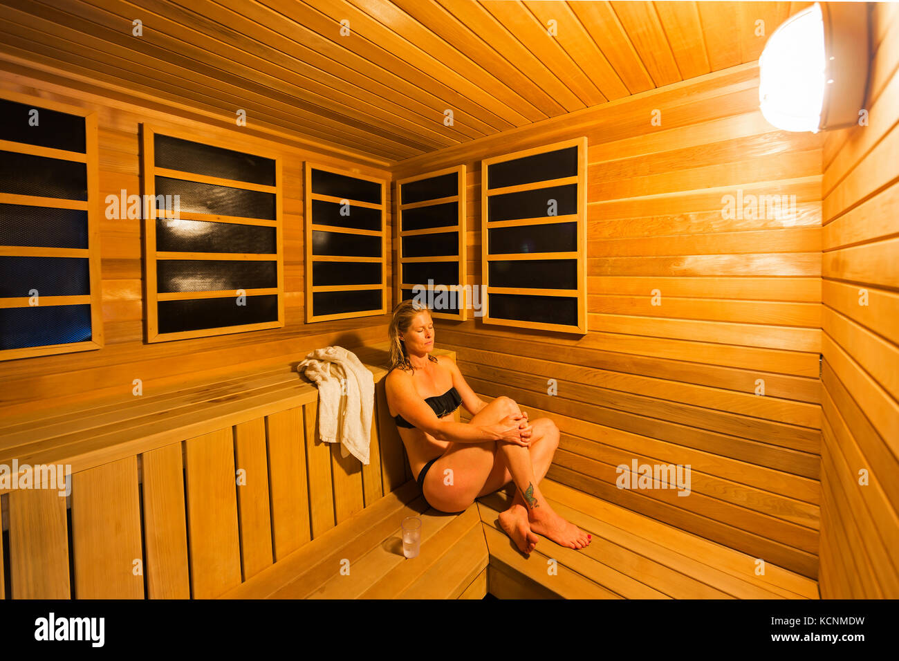 Sauna portatile blu. Sauna all'aperto. Camera gonfiabile. Struttura in  gomma Foto stock - Alamy