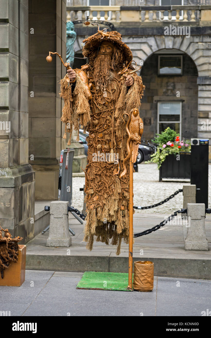 Man dressed as a Wizard on the Royal Mile in Edinburgh, Scotland Stock Photo