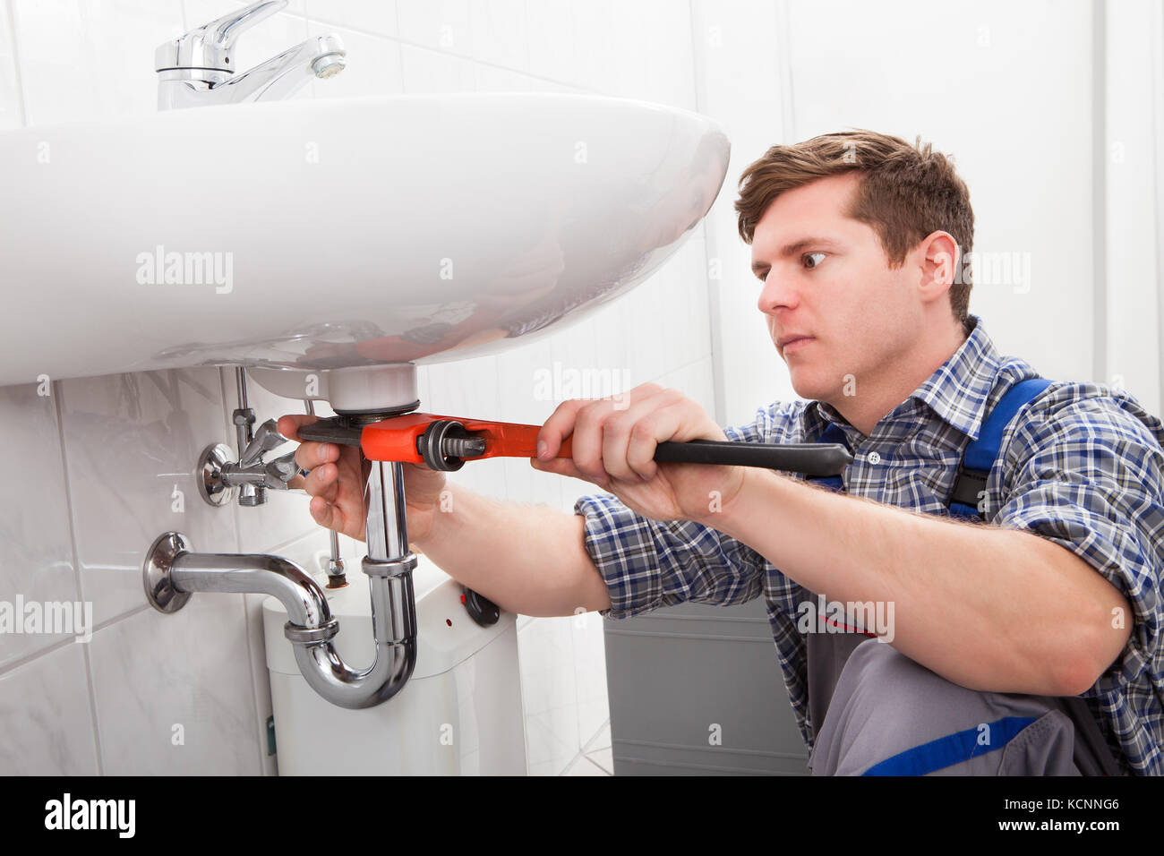 Вызвать сантехника для устранения засора на кухне 90 фото