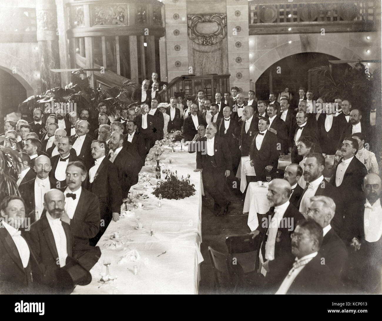 Banquet for scientists in the Tyrolean Alps at the 1904 World's Fair, 22 September 1904. (View of banqueters standing, most looking to the left) Stock Photo