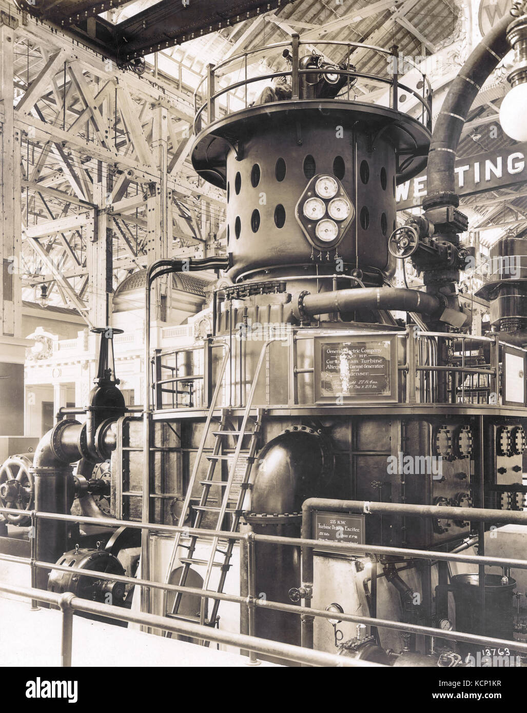 General Electric Company exhibit including a 3000 horsepower Steam Turbine and 200 kilowatt alternator in the Palace of Machinery at the 1904 World's Fair Stock Photo