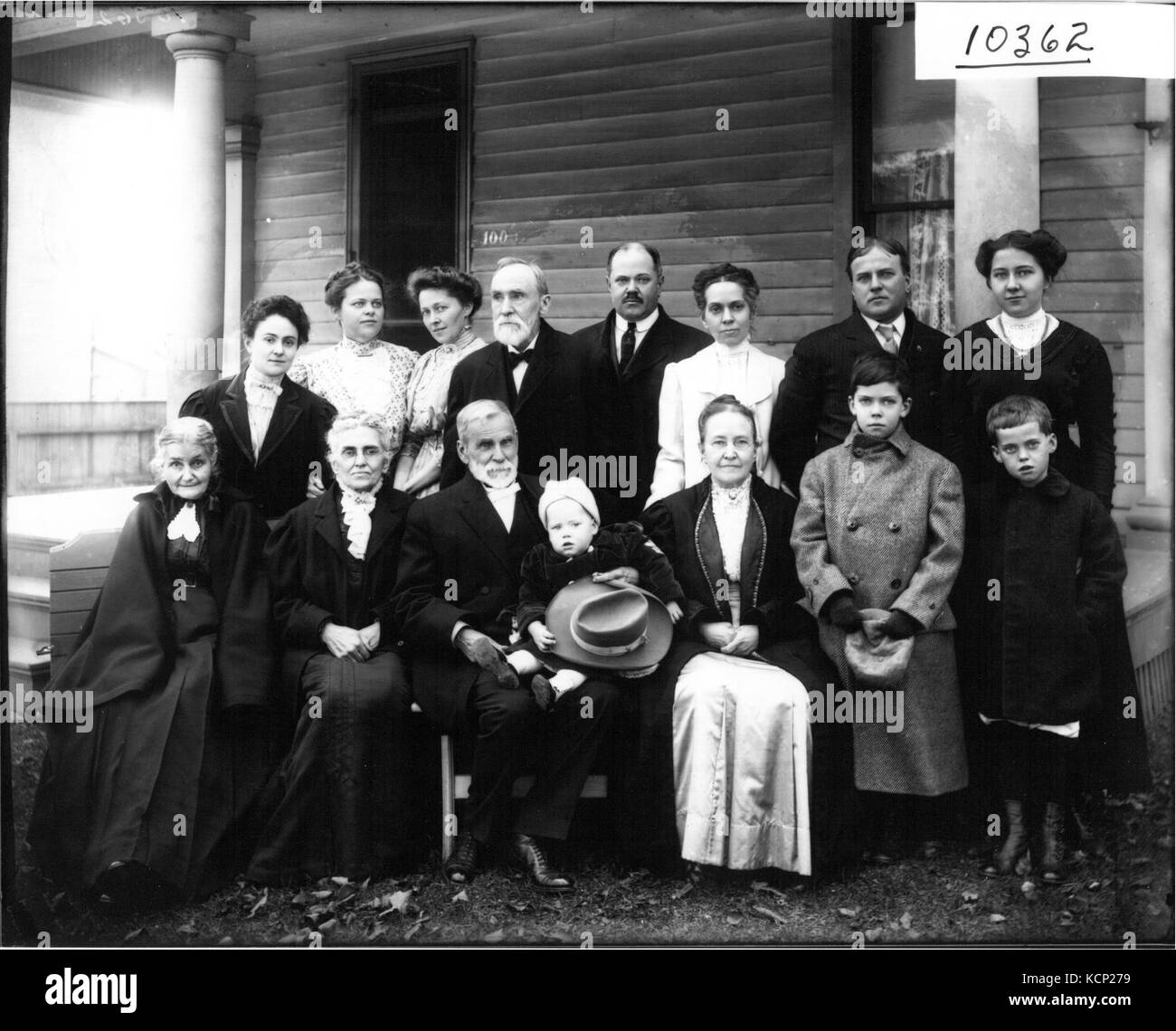 Group portrait of Guy Little family 1910 (3191717800) Stock Photo