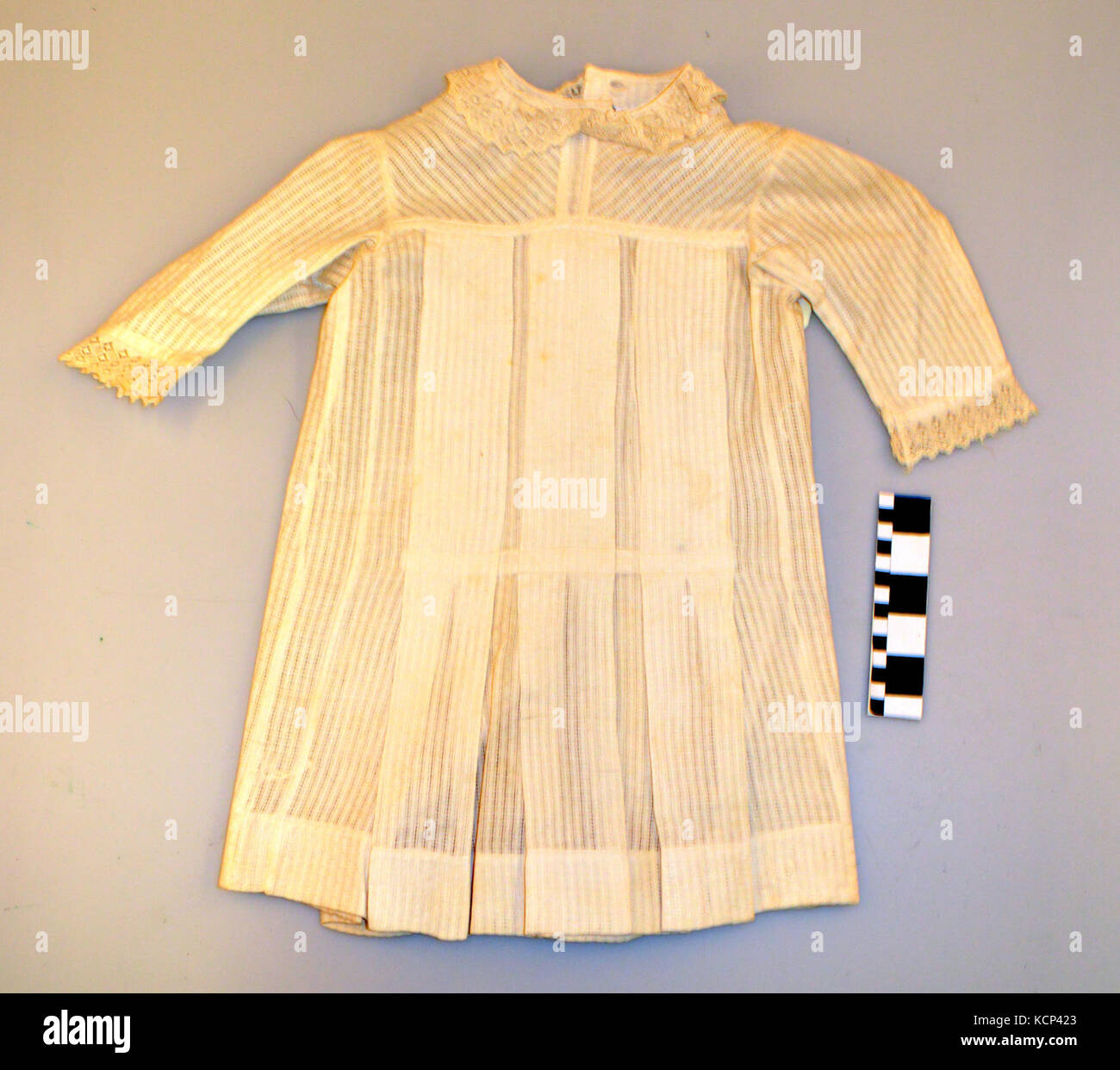 White linen dress hi-res stock photography and images - Alamy