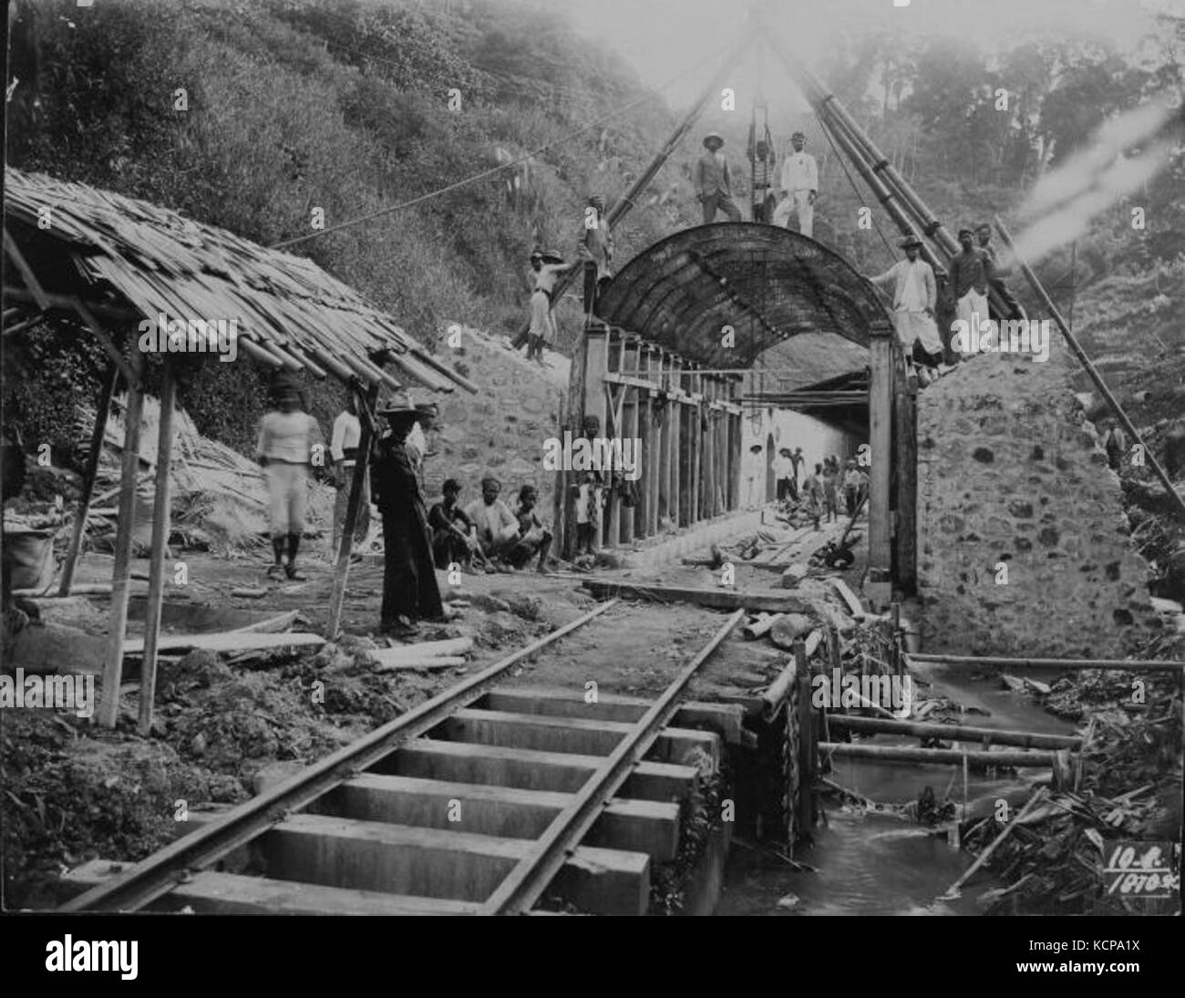 COLLECTIE TROPENMUSEUM Arbeiders poseren bij een in aanbouw zijnde spoorwegtunnel in de bergen TMnr 60047638 Stock Photo