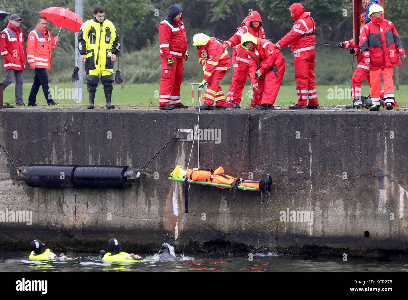 Rostock, Germany. 7th Oct, 2017. Members of a several regional lifeboat