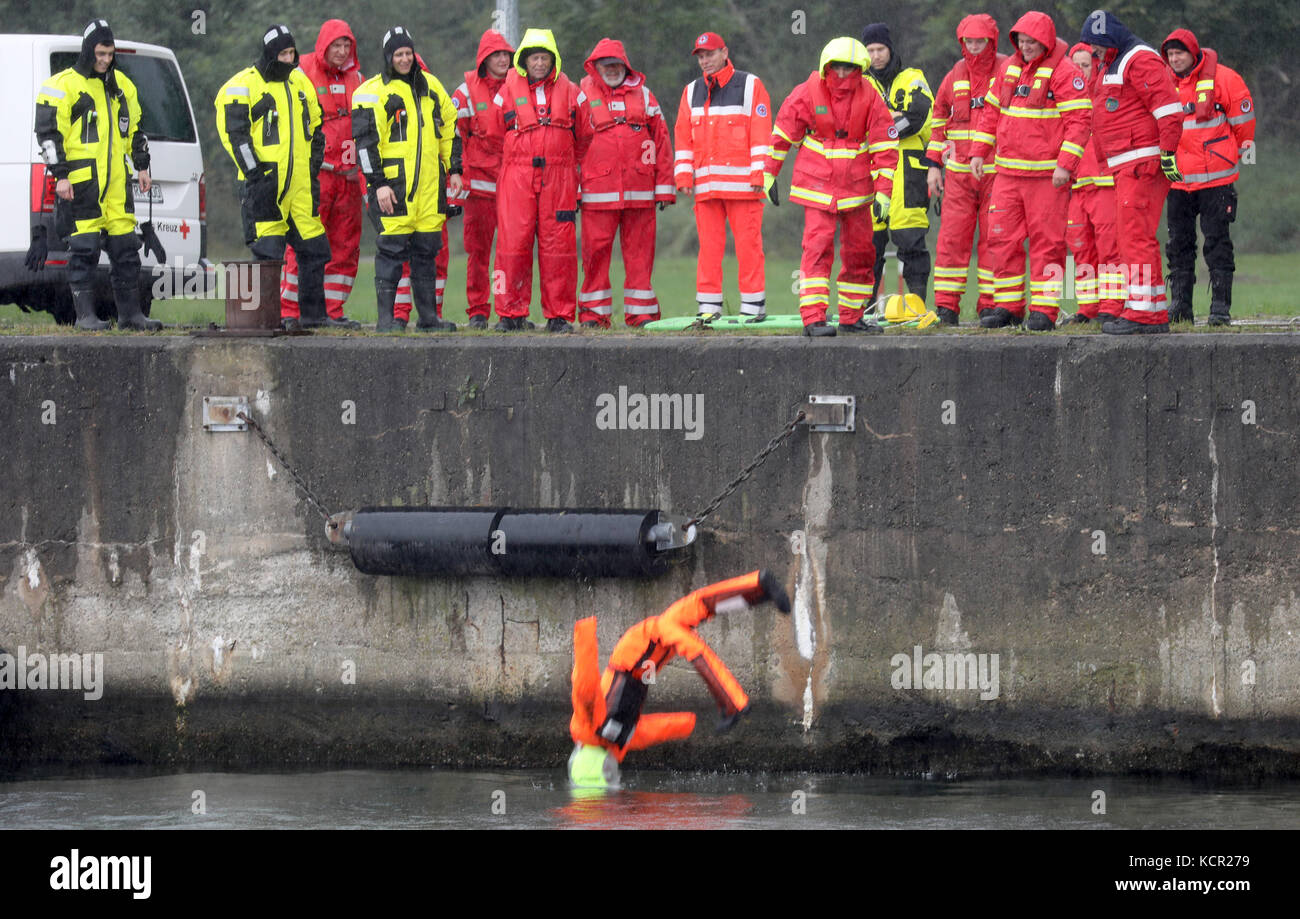Rostock, Germany. 7th Oct, 2017. Members of a several regional lifeboat