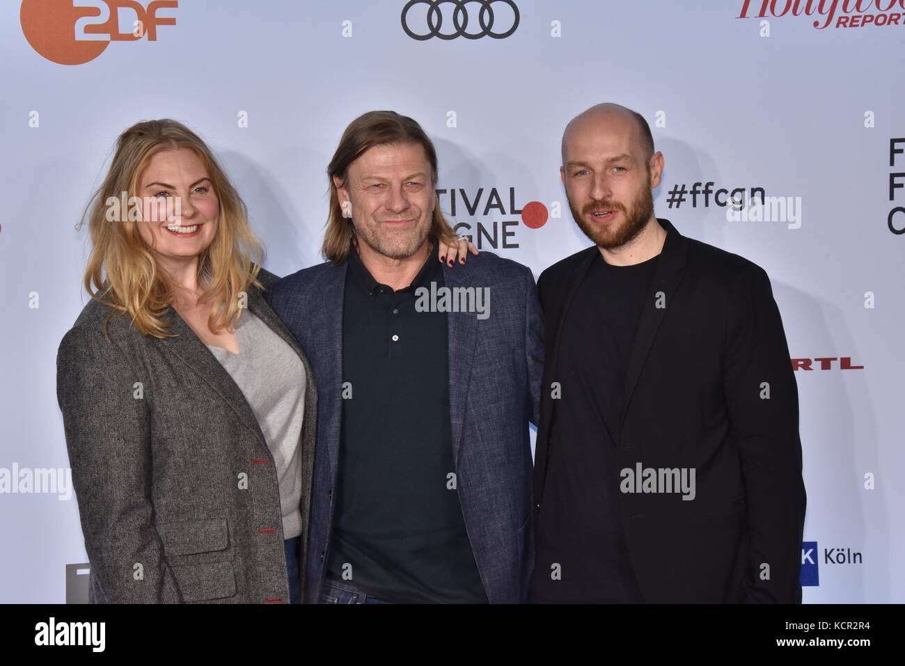 Cologne, Germany. 5th Oct, 2017. British actor Sean Bean (C) and his wife Ashley Moore and programme director Johannes Hensen at the Cologne Film Festival award show in Cologne, Germany, 5 October 2017. Credit: Horst Galuschka/dpa/Alamy Live News Stock Photo
