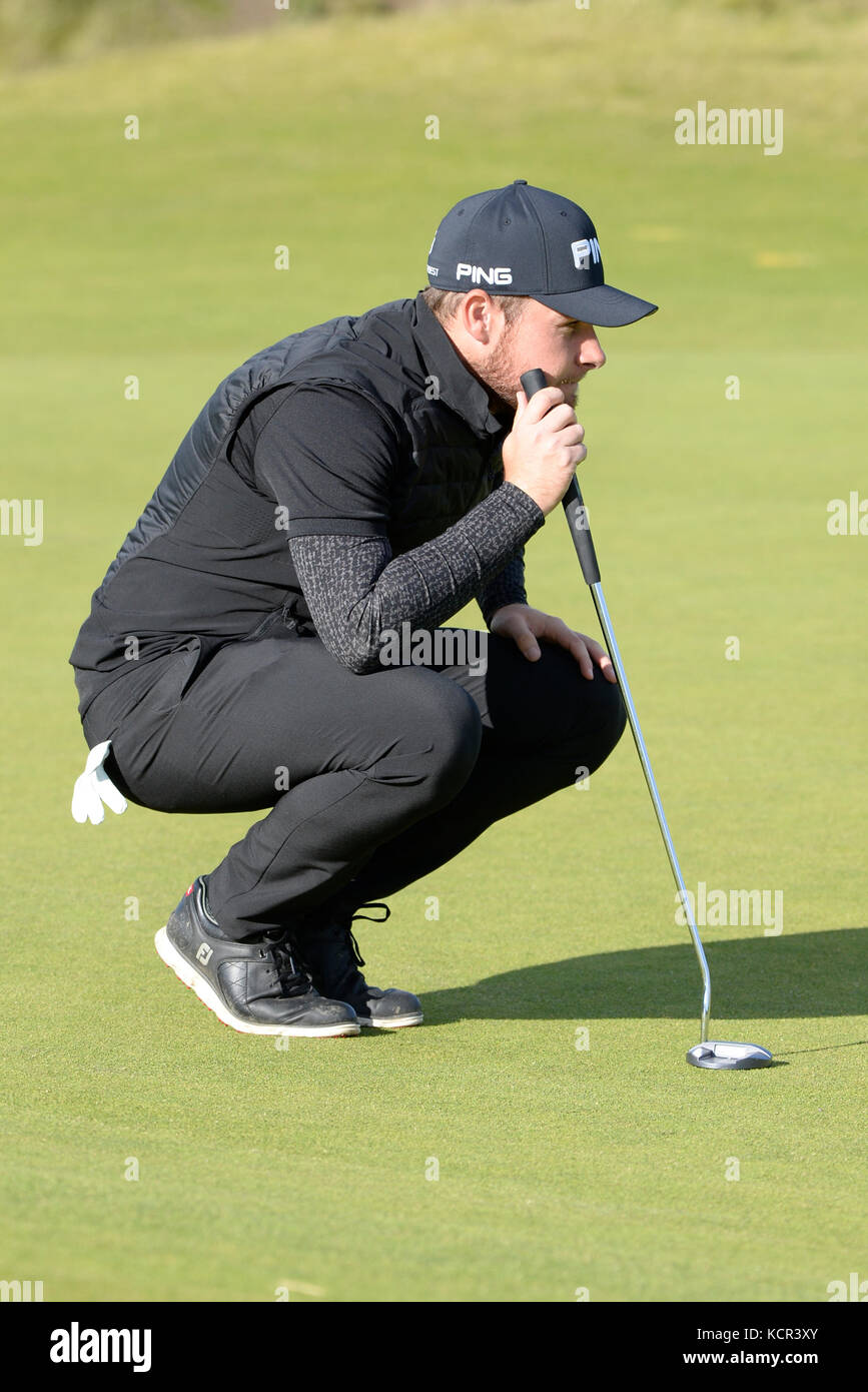 St Andrews, Scotland, United Kingdom. 07th Oct, 2017. Tyrell Hatton maintains a commanding lead as he lines up a putt on the Kingsbarns course in the closing stages of the Alfred Dunhill Links Championship third round, Credit: Ken Jack/Alamy Live News Stock Photo