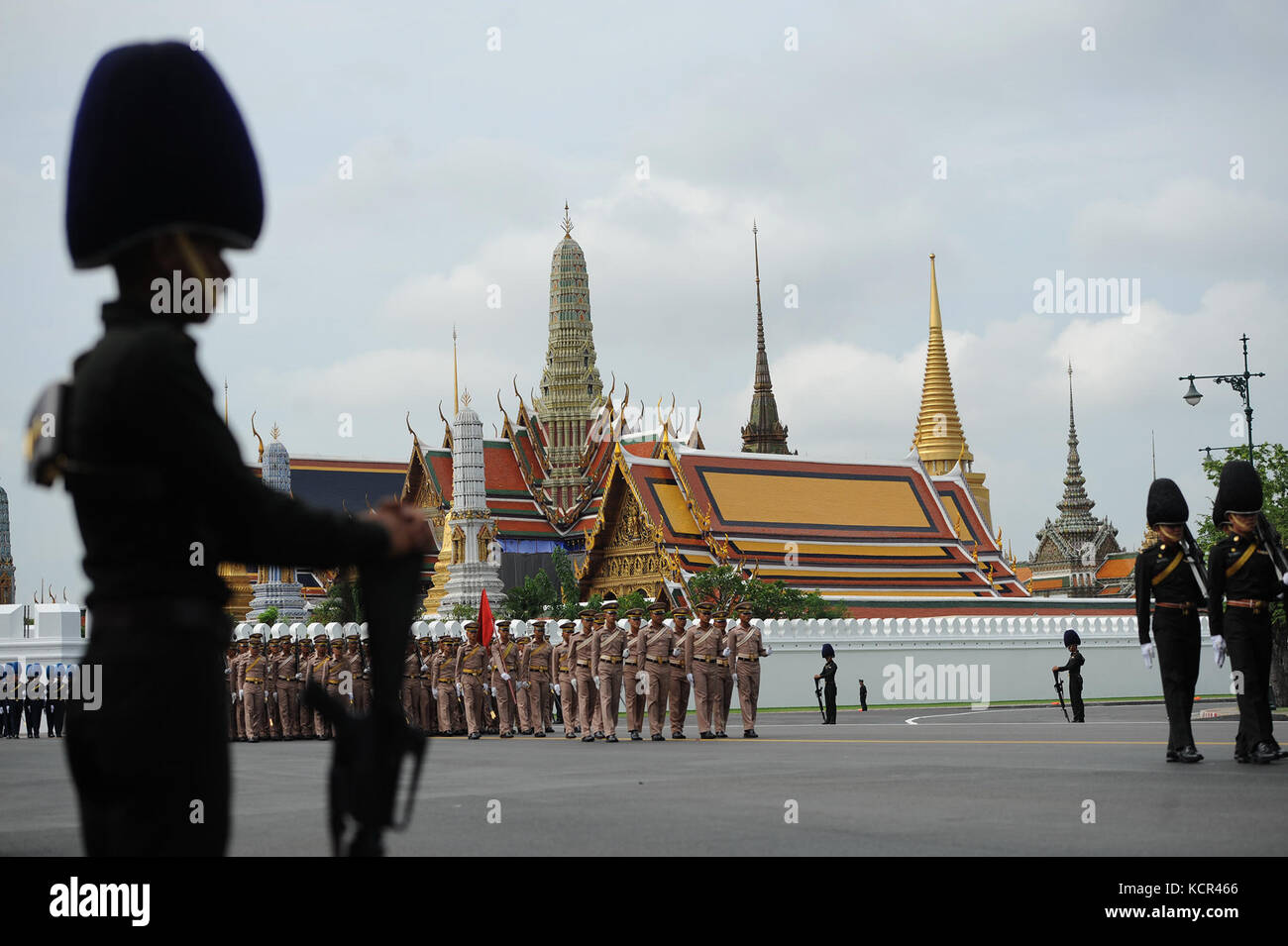 Bangkok, Oct. 7. 29th Oct, 2017. Soldiers and honour guards walk in a procession during a rehearsal for the funeral of the late Thai King Bhumibol Adulyadej near the Grand Palace in Bangkok, Thailand, Oct. 7, 2017. The royal funeral of King Bhumibol is scheduled between Oct. 25 and Oct. 29, 2017. Credit: Rachen Sageamsak/Xinhua/Alamy Live News Stock Photo