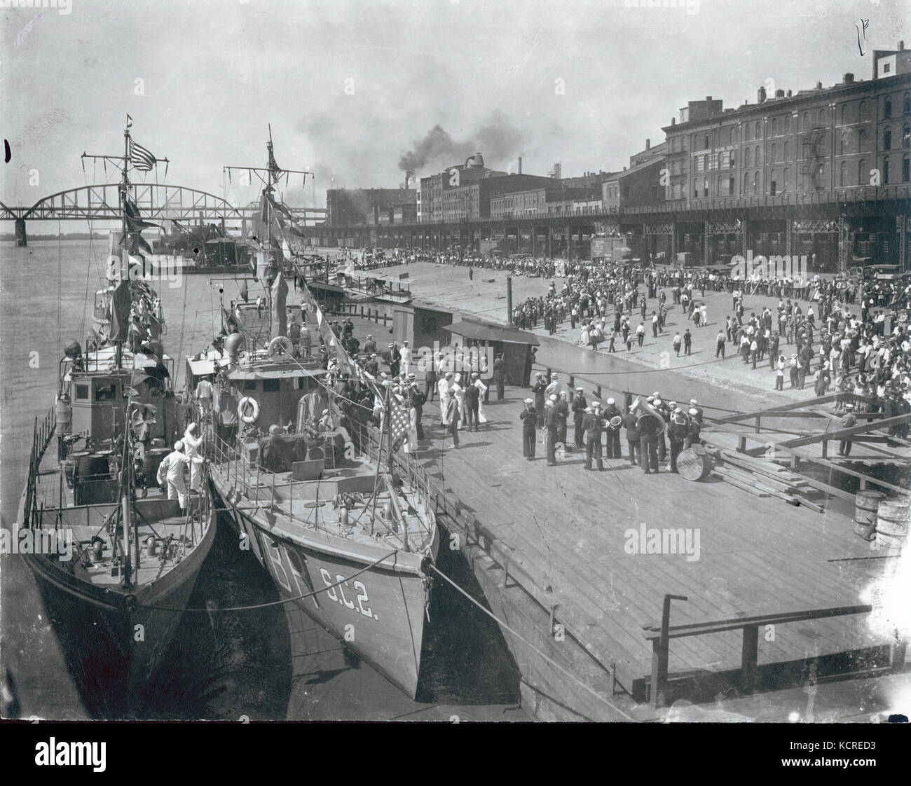 Crowd on riverfront greeting U.S. Navy anti submarine flotilla for demonstration visit. 13 June 1919 Stock Photo